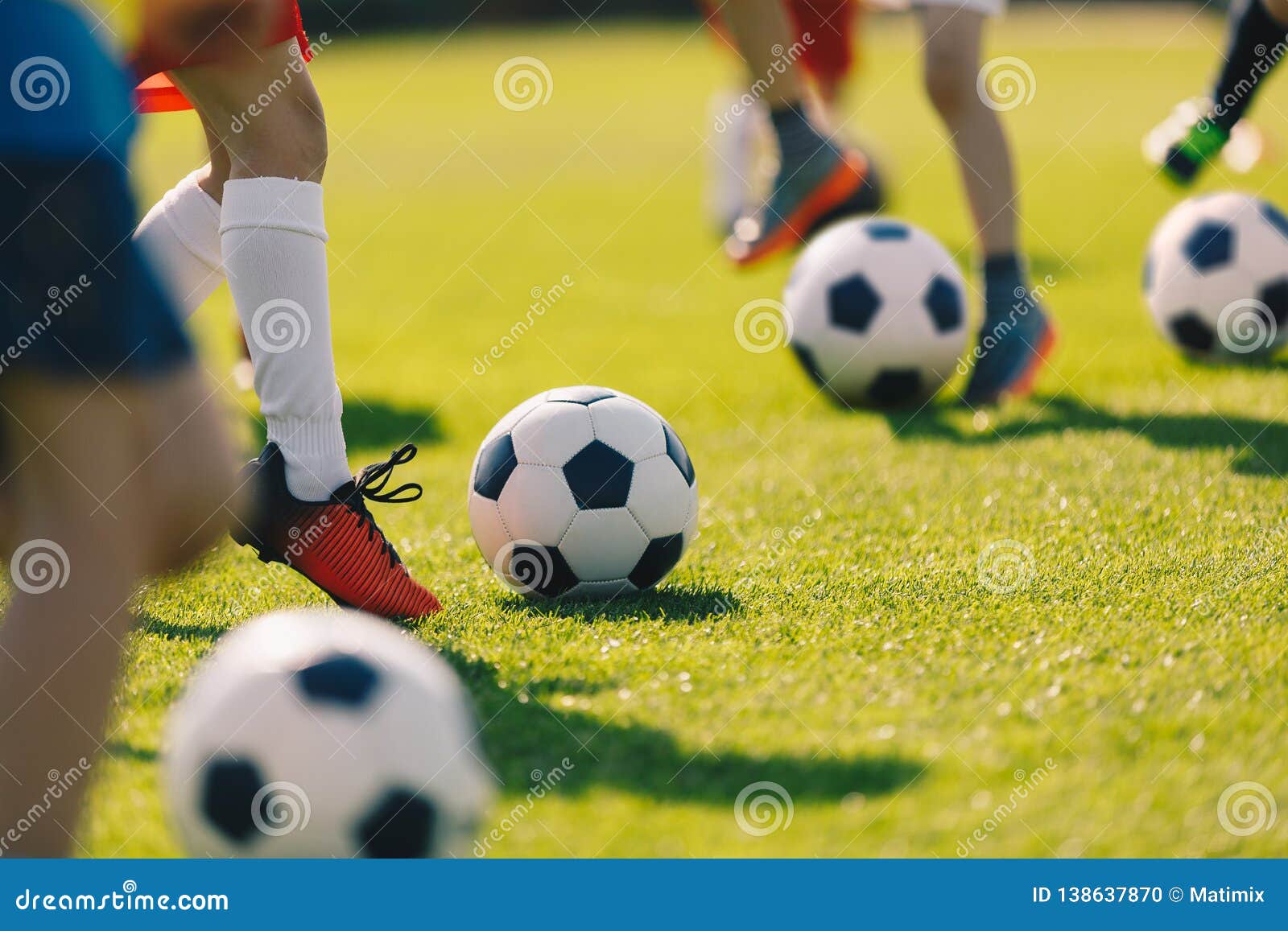 Entrenamiento Del Fútbol Del Fútbol Para Los Niños Niños Que Juegan a Fútbol  En Campo De Fútbol De Entrenamiento Foto de archivo - Imagen de extracto,  fondo: 138637870