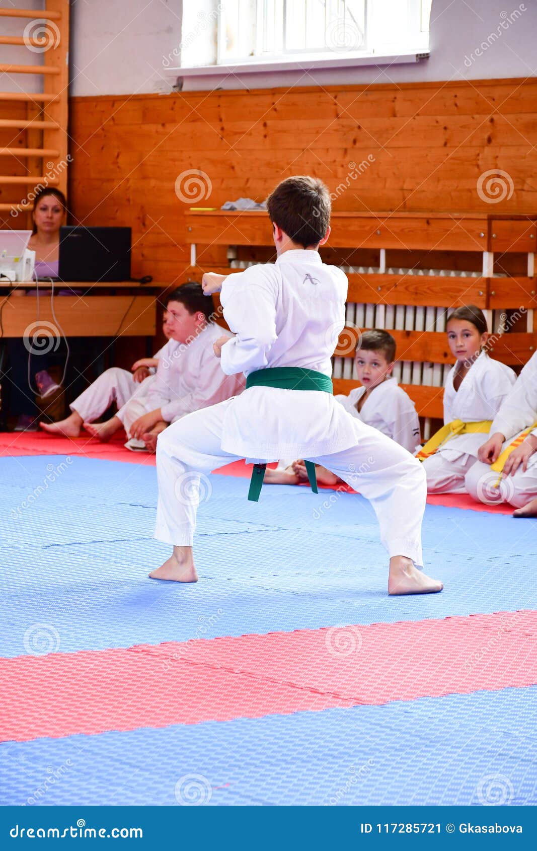 Entrenamiento del karate foto editorial. Imagen de examen 117285721