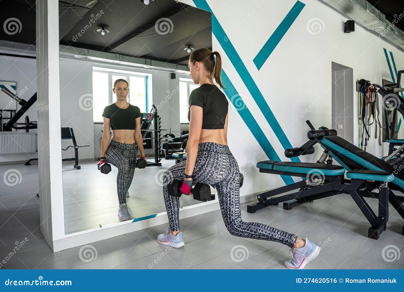 Entrenamiento En El Gimnasio De Una Hermosa Mujer Sexy En Ropa