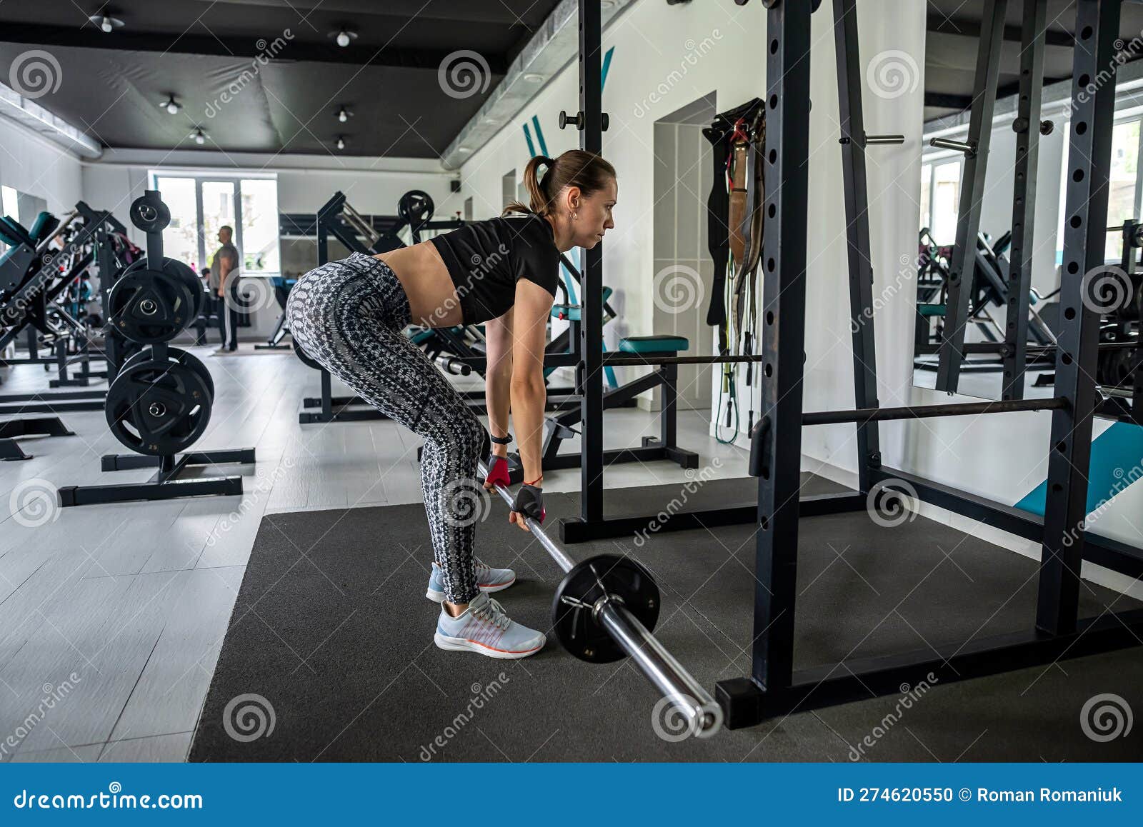 Entrenamiento En El Gimnasio De Una Hermosa Mujer Sexy En Ropa Deportiva.  Foto de archivo - Imagen de gordo, sano: 274620550