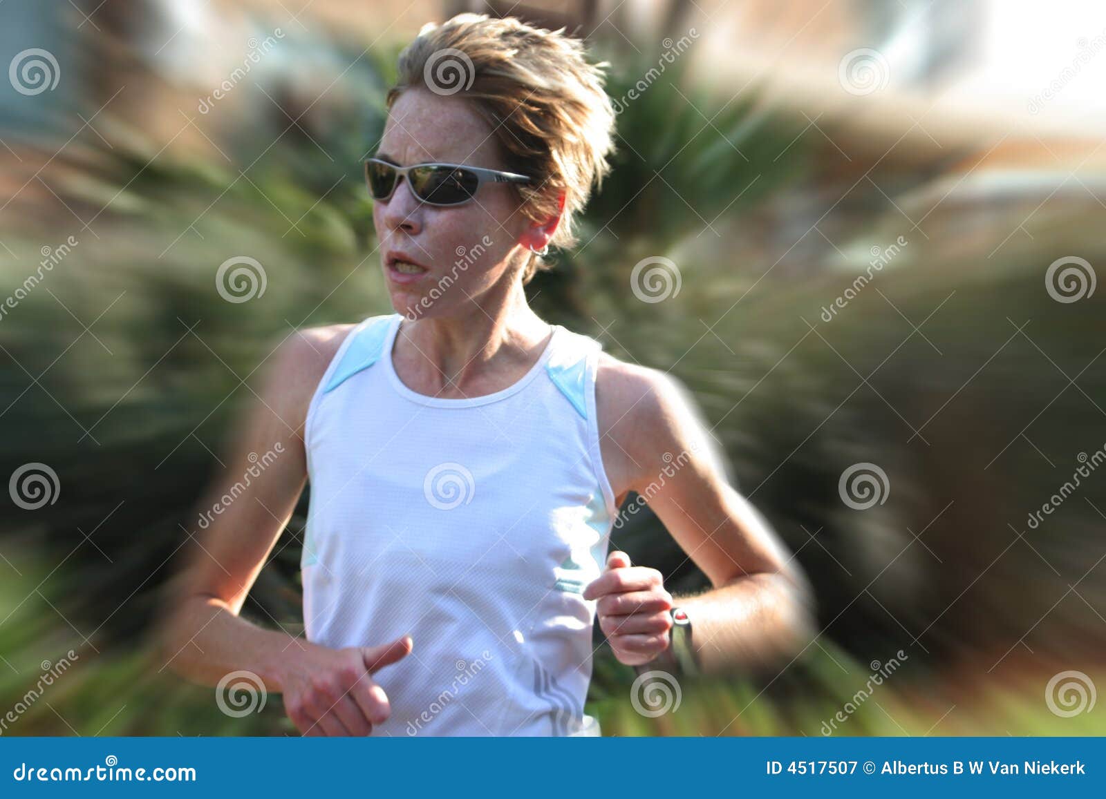 Entrenamiento femenino del atleta. El atleta de sexo femenino en el entrenamiento blanco ayuna.