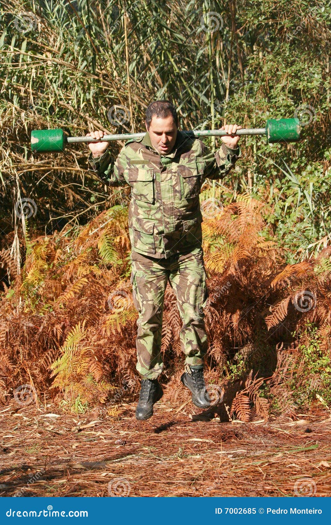 Entrenamiento físico militar, haciendo jump´s con el peso en los hombros