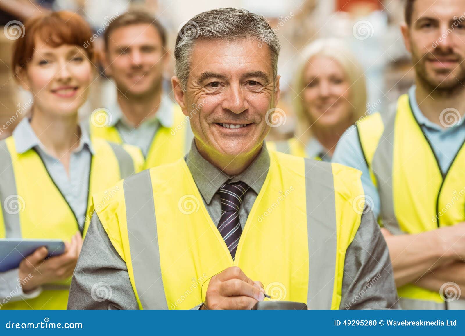 Petit Garçon Dans Un Gilet Jaune En Automne Photo stock - Image du