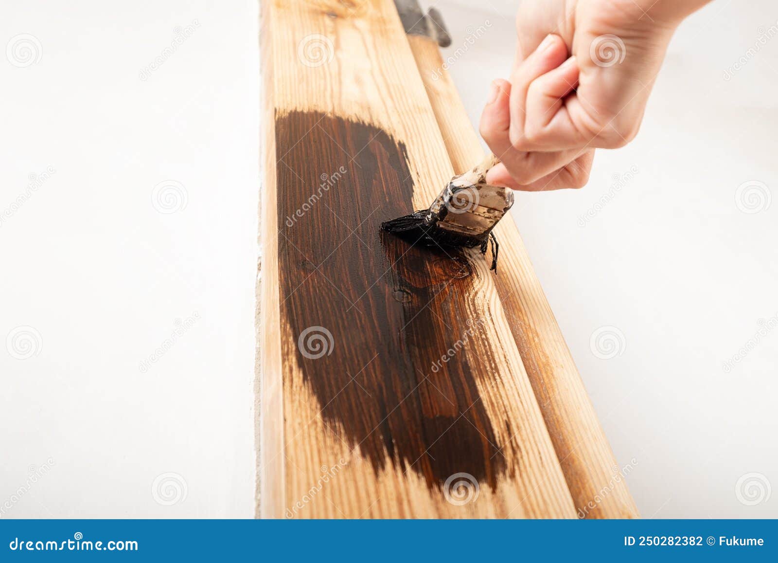 Entrepreneur Peint Une Porte En Bois Avec Pinceau Vernis Photo stock -  Image du bricoleur, porte: 250282382