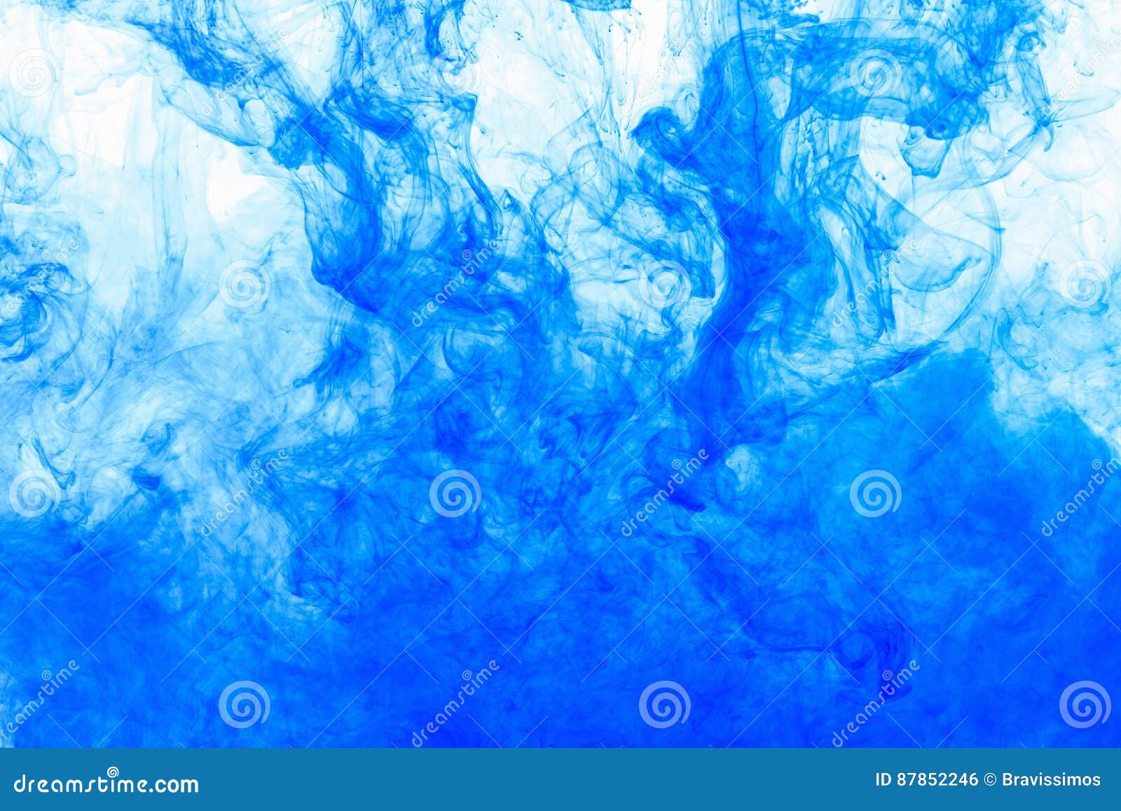 Entziehen Sie Hintergrund Blaue Tinte Im Wasser In Der Bewegung Farbtropfenwirbeln Bunte Wolke Der Farbe Auf Weiss Stockfoto Bild Von Makro Strudel