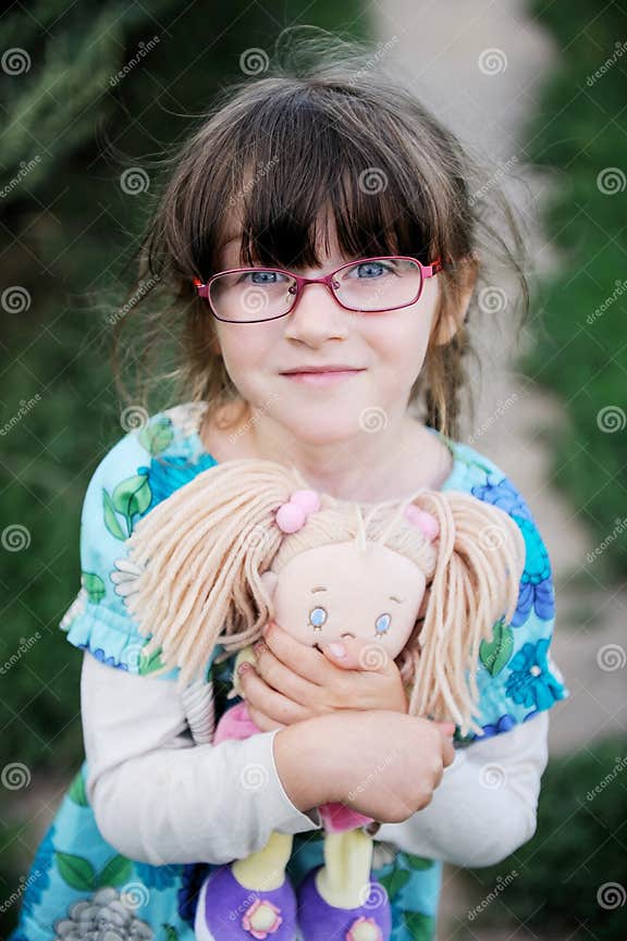 Entzückendes Kindmädchen In Den Gläsern Umarmt Schätzchen Puppe Stockbild Bild Von Liebe