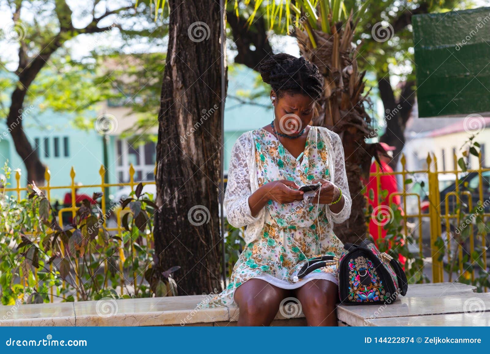 Envío De Mensajes De Texto Oscuro Santiago De Cuba De La Piel De La Mujer Del Vestido Bonito Cubano Criollo Joven Hermoso Del Est Imagen de archivo editorial - Imagen de adultez, Envío De Mensajes De Texto Oscuro Santiago De Cuba De La Piel De La Mujer Del Vestido Bonito Cubano Criollo Joven Hermoso Del Est Imagen de archivo editorial - Imagen de adultez,