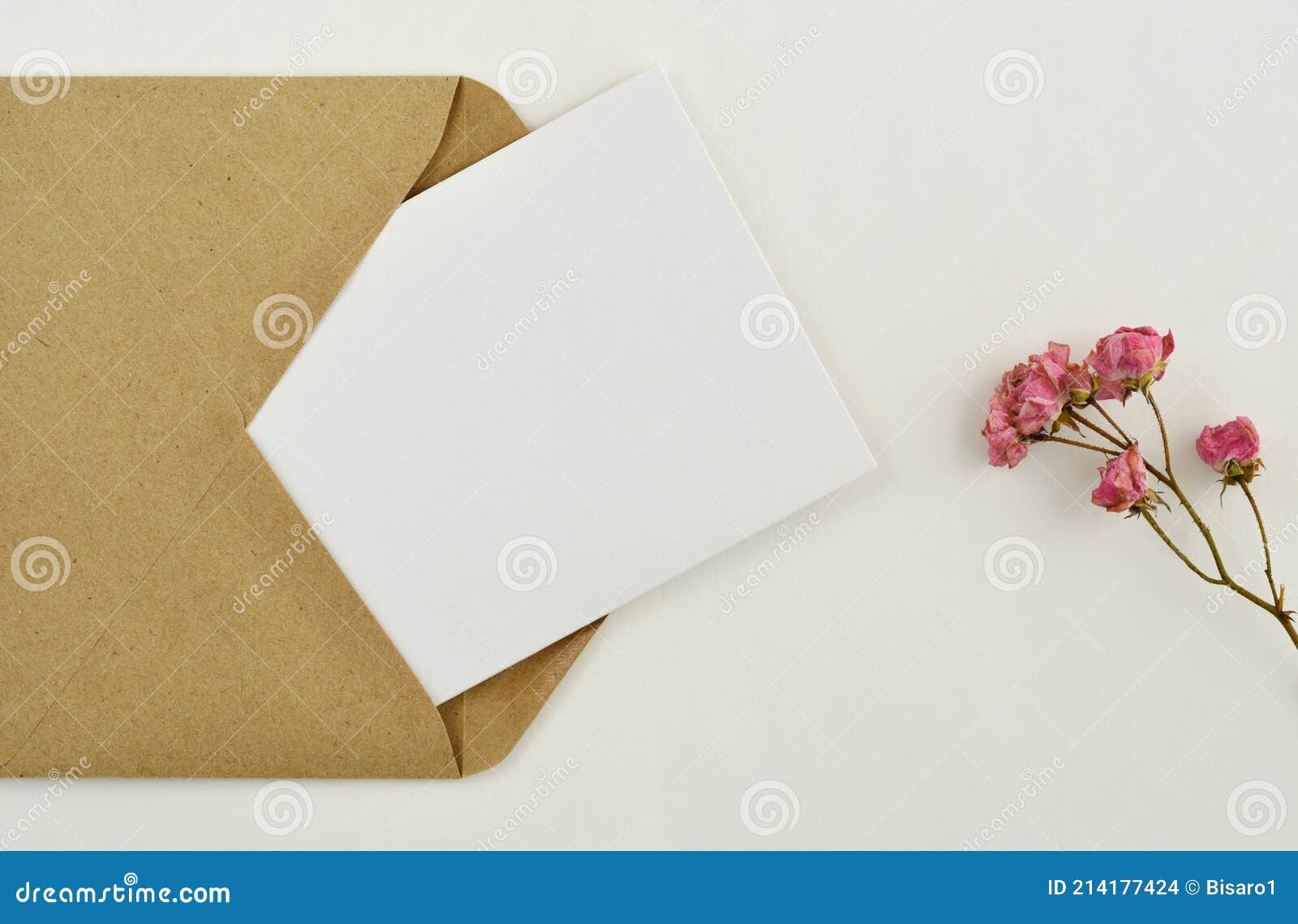 Une Enveloppe Blanche Avec Une Petite Enveloppe Blanche Sur Une