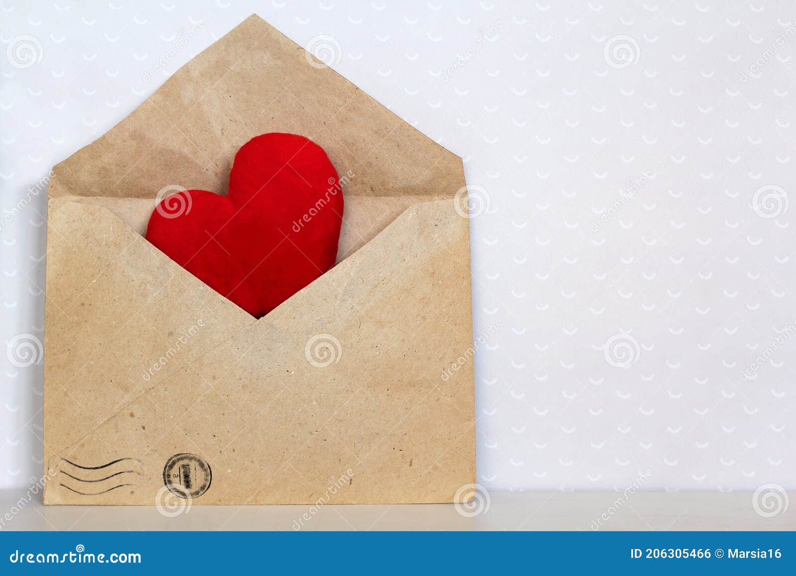 Enveloppe Ouverte Avec Le Focus Doux à L'intérieur Du Blanc Image stock -  Image du amour, ouvert: 206256865