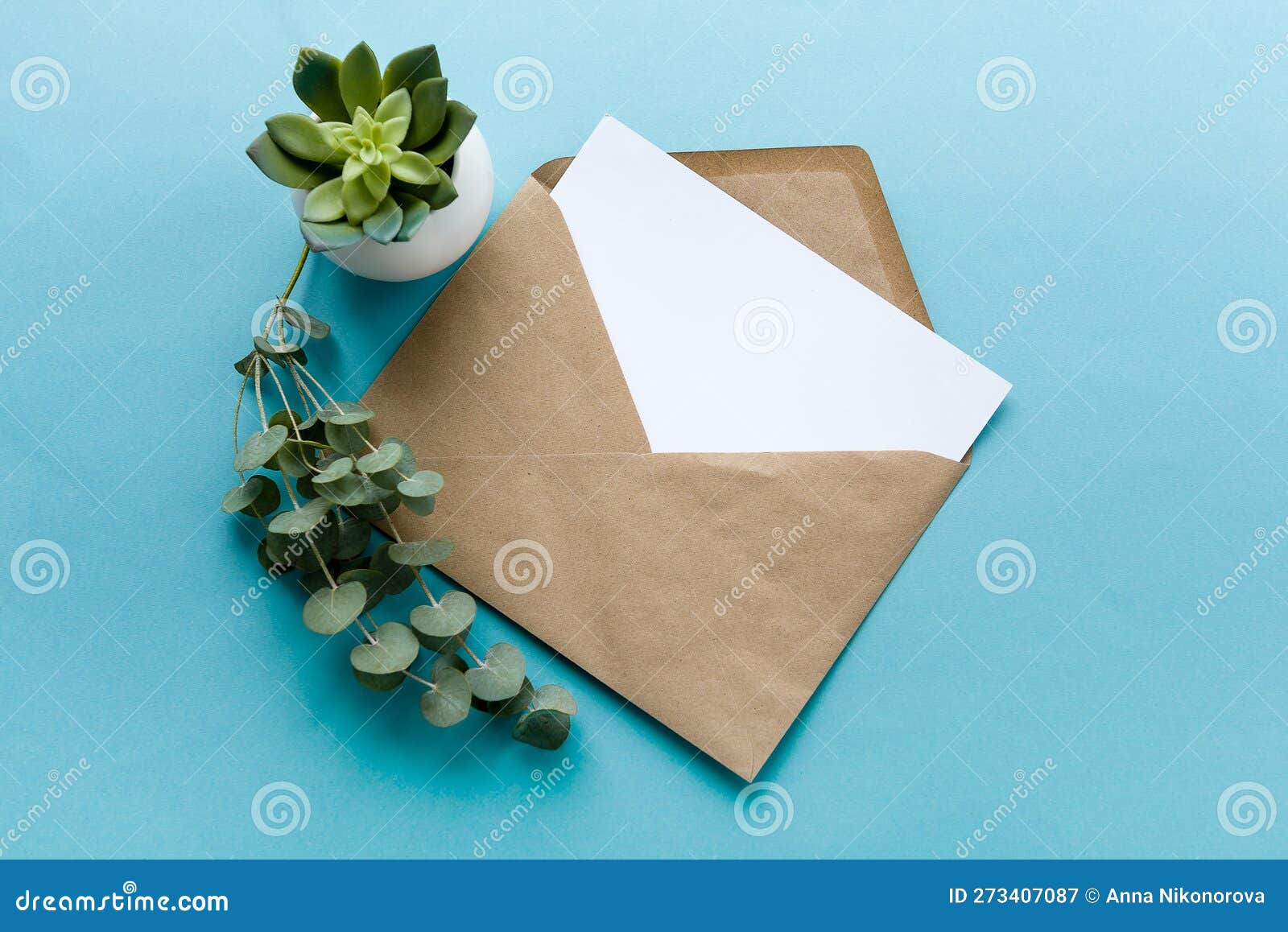 Enveloppe Papier Kraft Et Carte Postale Blanche Sur Fond Bleu