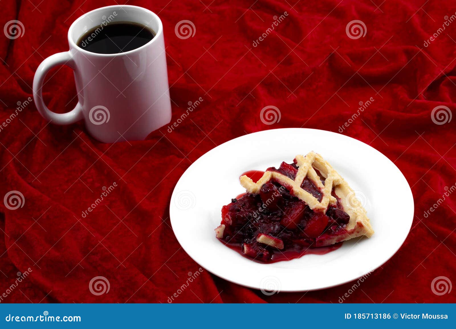 Bolo de veludo vermelho com cereja em um prato branco e uma xícara de café