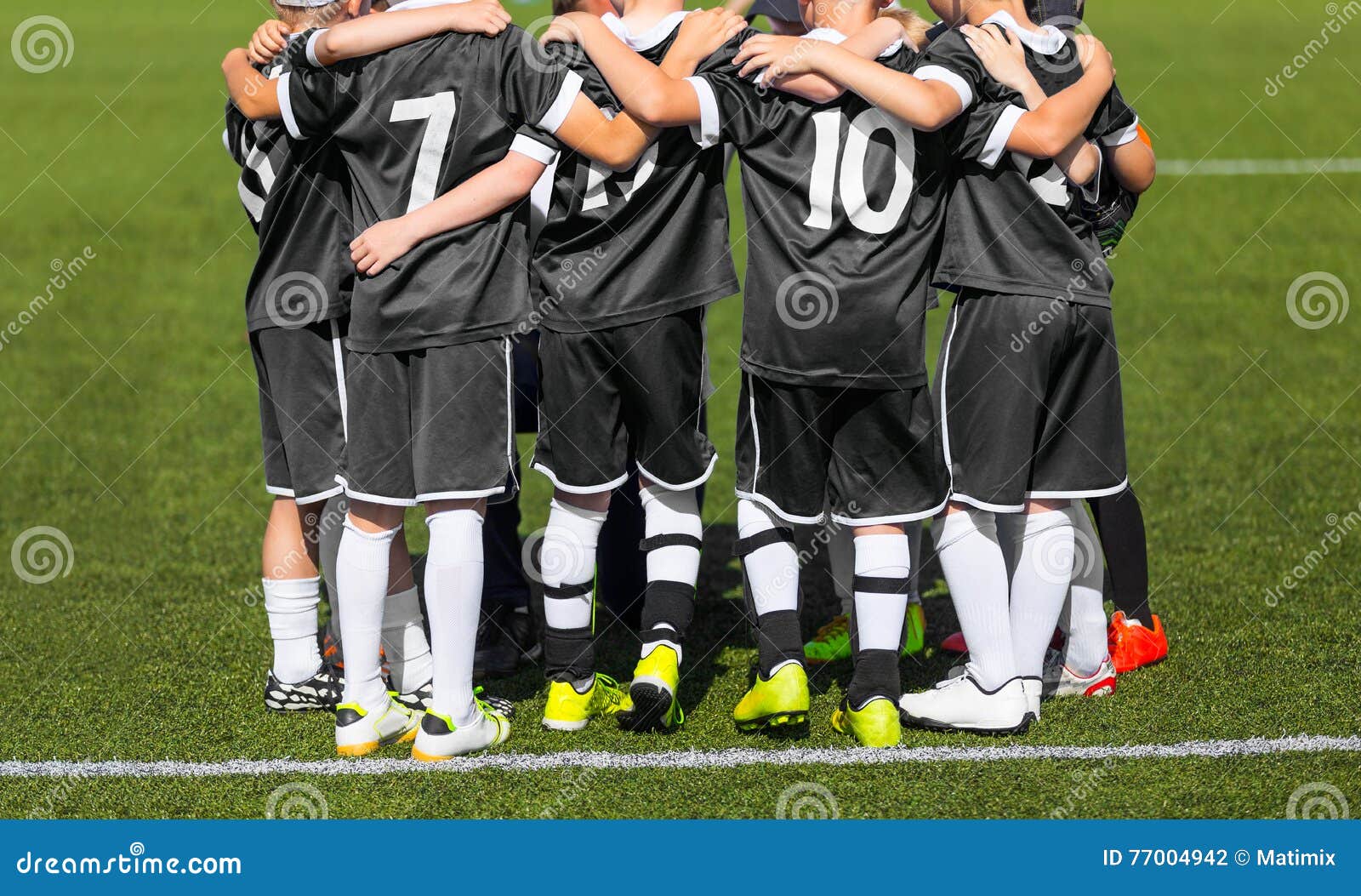 Foto de Um Grupo De Várias Bolas Coloridas Espalhadas Pelo Chão Da Sala De  Jogo e mais fotos de stock de Bola - iStock