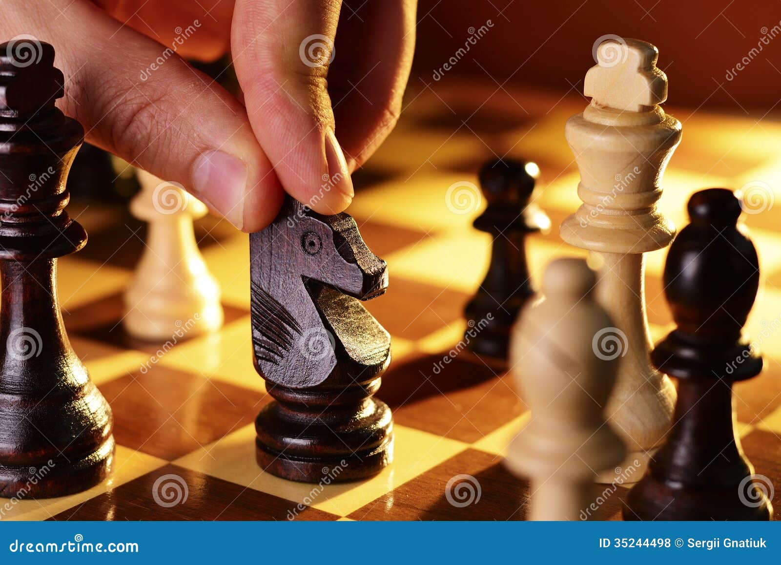 Equipa a Mão Que Joga Um Jogo De Xadrez Foto de Stock - Imagem de lazer,  batalha: 35244498
