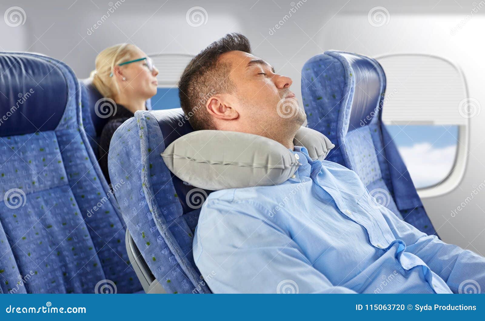 Equipaggi Il Sonno in Aereo Con Il Cuscino Cervicale Del Collo Fotografia  Stock - Immagine di aeronautica, giro: 115063720