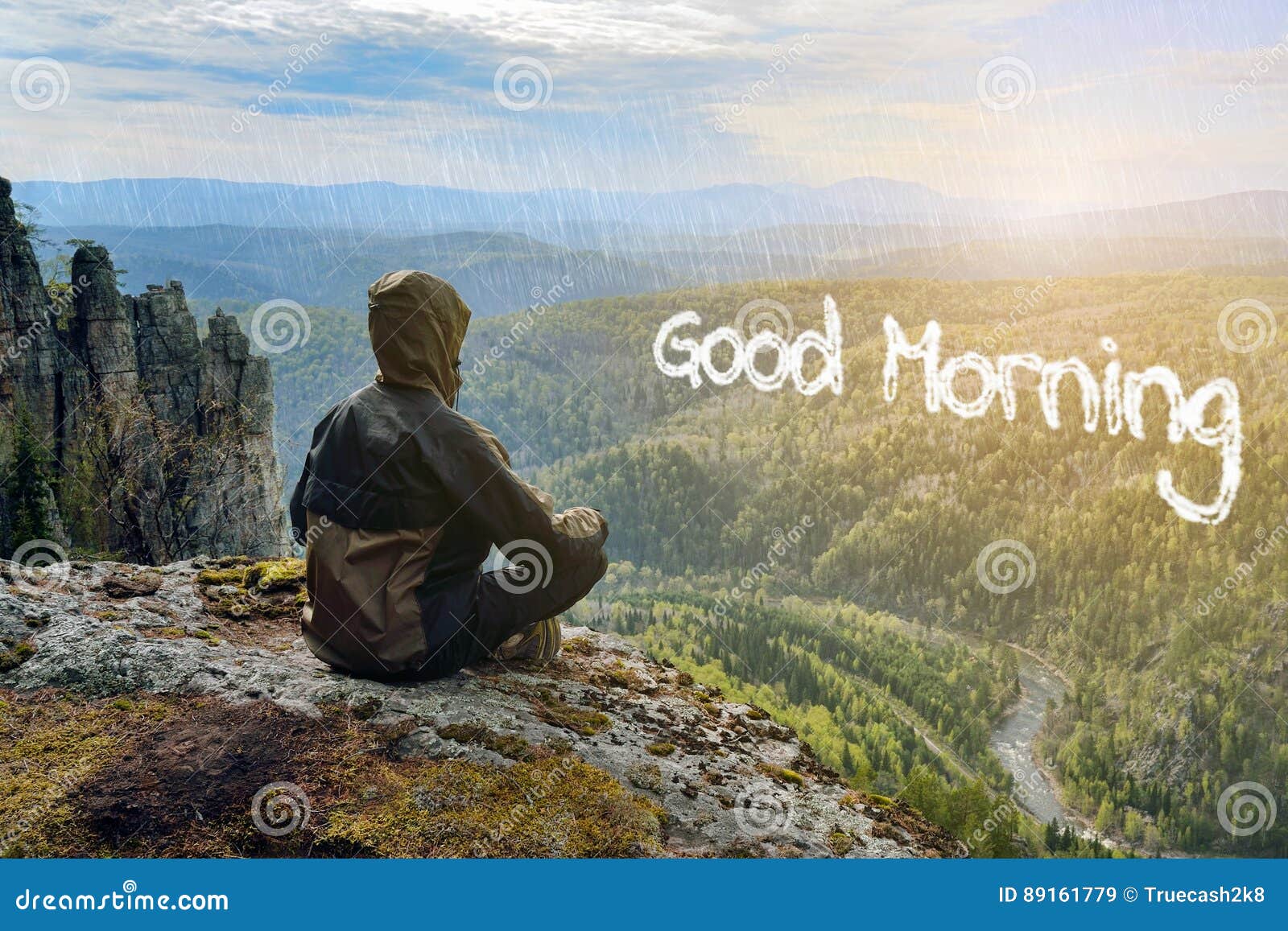 Equipaggi La Viandante Che Si Siede Sopra L Alba Di Riunione Della Montagna Iscrizione Di Buongiorno Nella Forma Di Nuvole Immagine Stock Immagine Di Motivazione Hiking