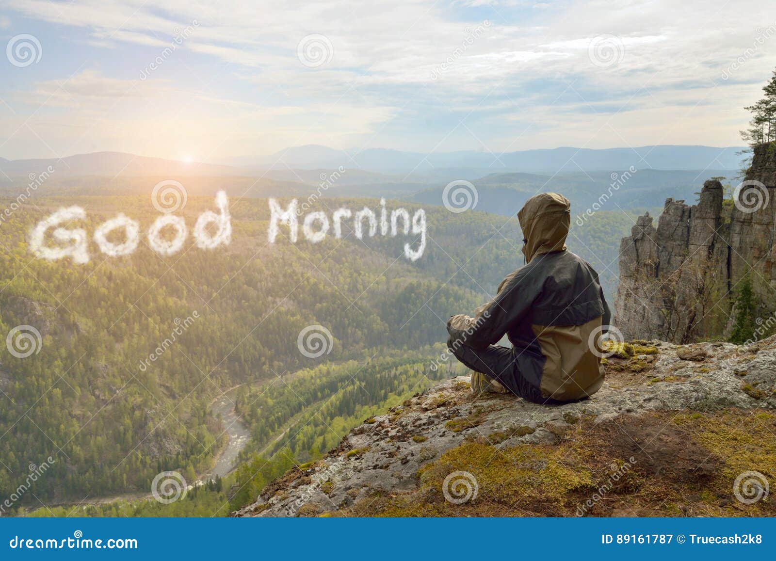 Equipaggi La Viandante Che Si Siede Sopra L Alba Di Riunione Della Montagna Iscrizione Di Buongiorno Nella Forma Di Nuvole Immagine Stock Immagine Di Caduta Scopo