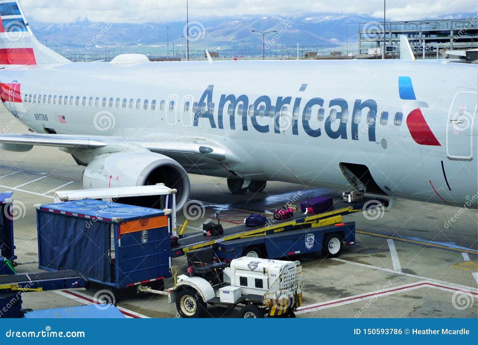 Equipaje Que Es Quitado Del Vuelo De American Foto editorial - Imagen de descargado, lago: