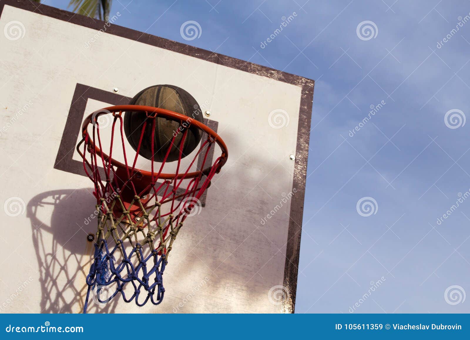 Cesto com bola de basquetebol - Jogos - ACESSÓRIOS - Mulher 