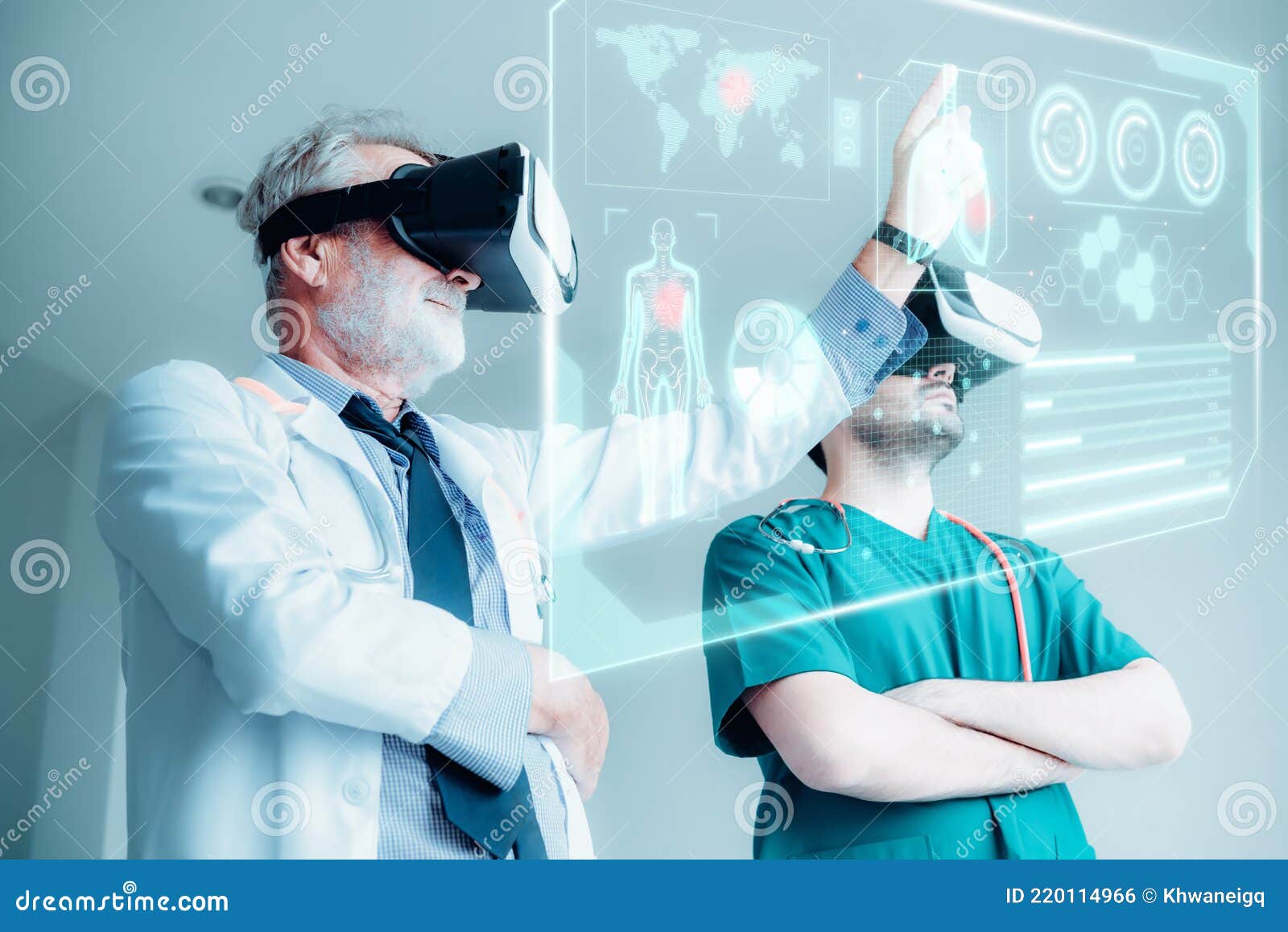 Médico Esperto Com a Tecnologia Da Realidade Aumentada E Virtual  Concentrada Foto de Stock - Imagem de virtual, estudar: 103998384
