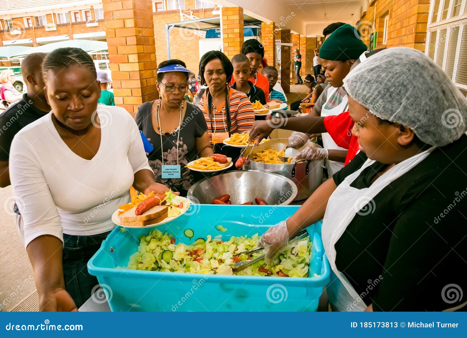 Equipe De Restauração Da Comunidade Sopa Preparando Refeições Para Mulheres Africanas Johannesburg áfrica Do Sul Outubro 185173813 