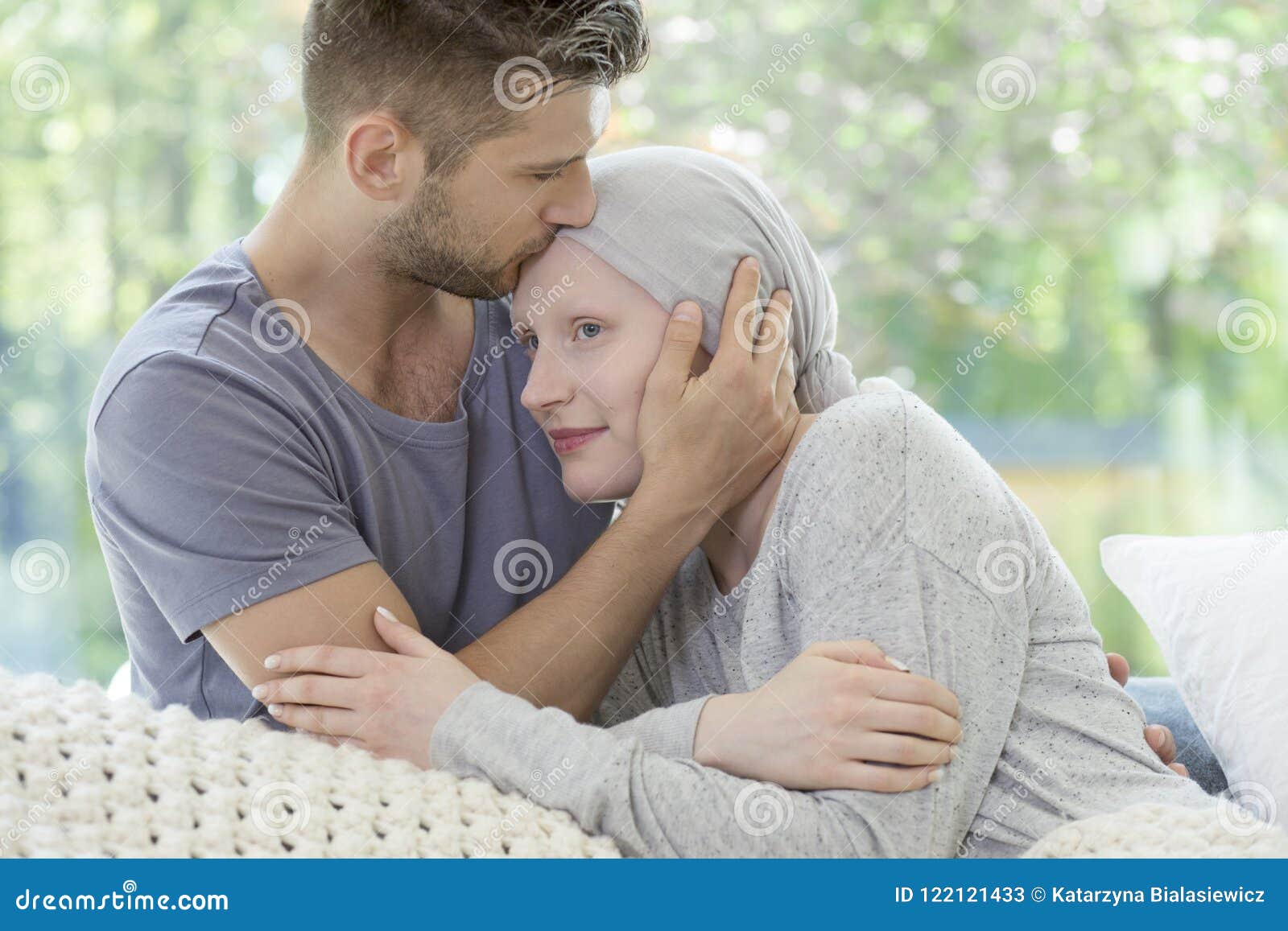 Equipe O Beijo De Sua Amiga Doente Na Testa Apoio Durante Imagem de Stock -  Imagem de relacionamento, marido: 122121433