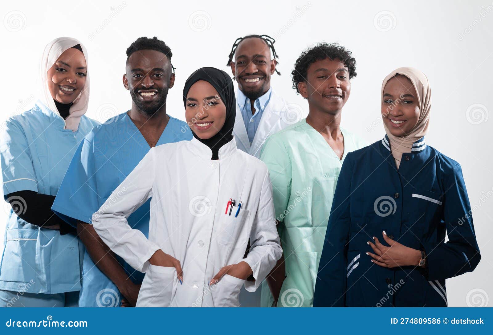 Grupo de médicos e uma equipe de enfermagem de pé juntos em