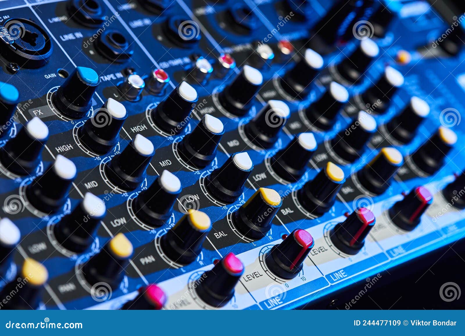 Equipo De Amplificador De Sonido De Audio Concepto De Ingeniería De Mezcla  Musical Acústica. Controlador De Sonido Para Dominar La Imagen de archivo -  Imagen de sonido, volumen: 244477109