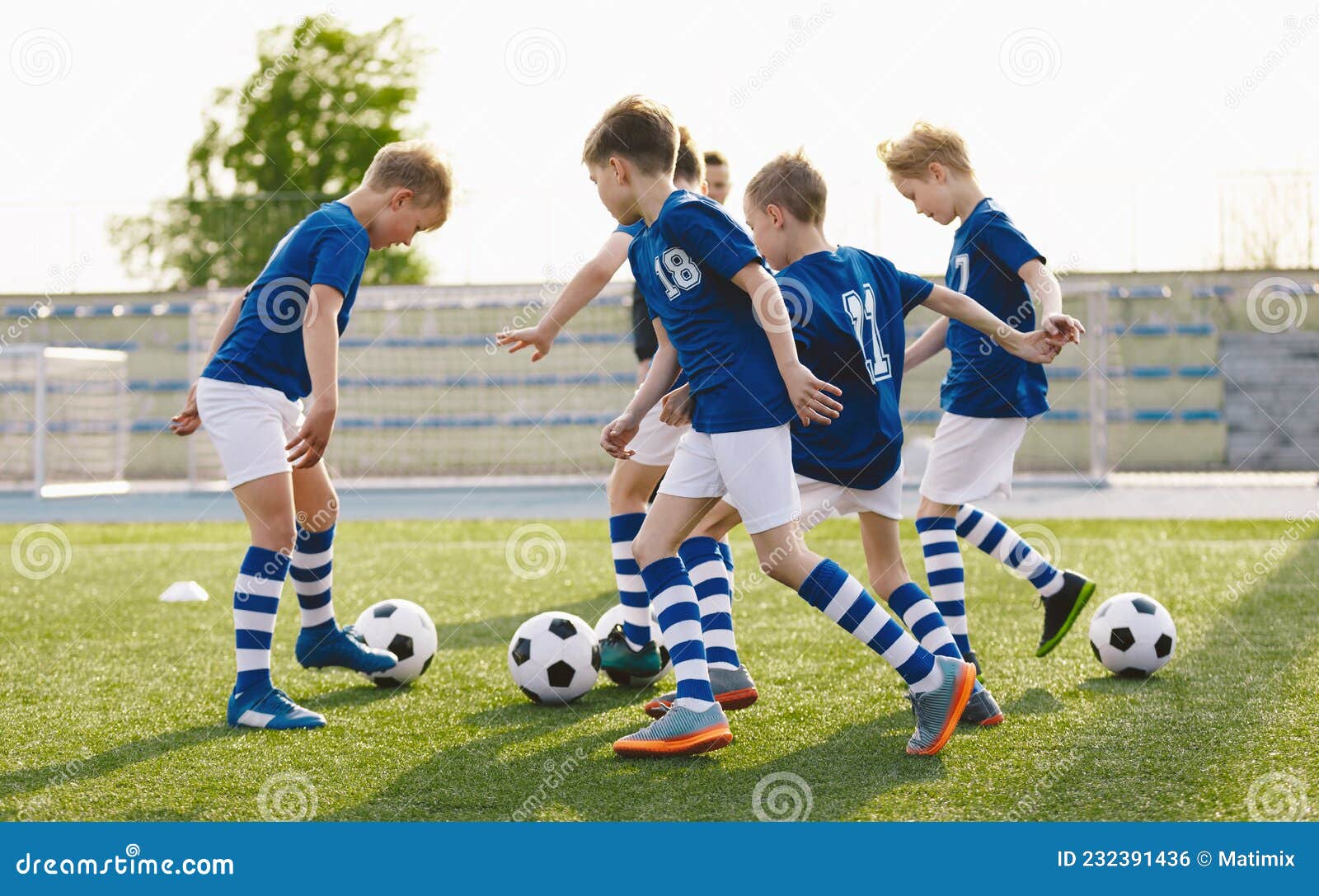 Equipo De Fútbol Con Uniformes De Fútbol Azul En Clase De Entrenamiento Con  Bolas Foto de archivo - Imagen de aptitud, bolas: 232391436
