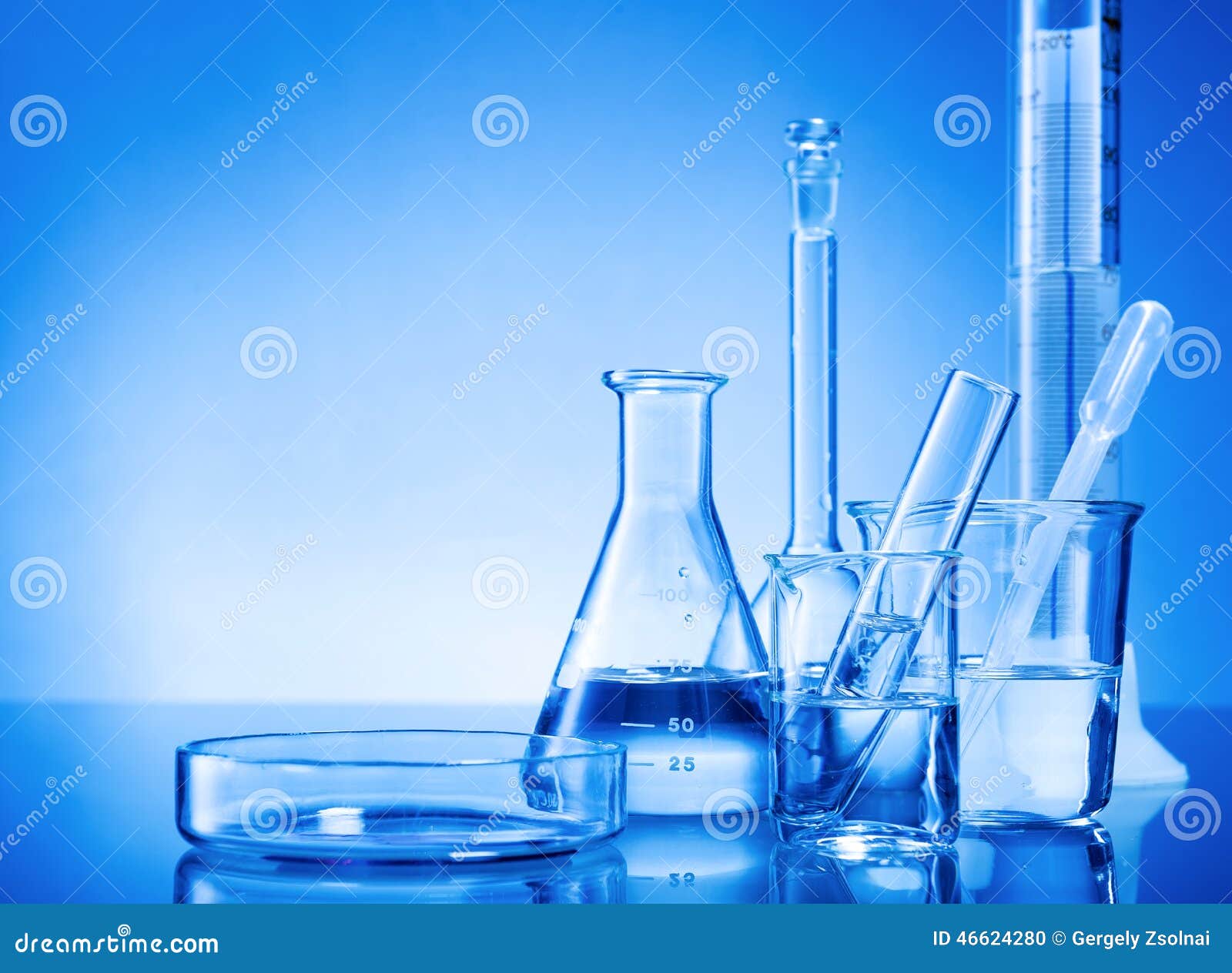 Equipo De Laboratorio, Frascos De Cristal, Pipetas En Fondo Azul Foto de archivo Imagen de