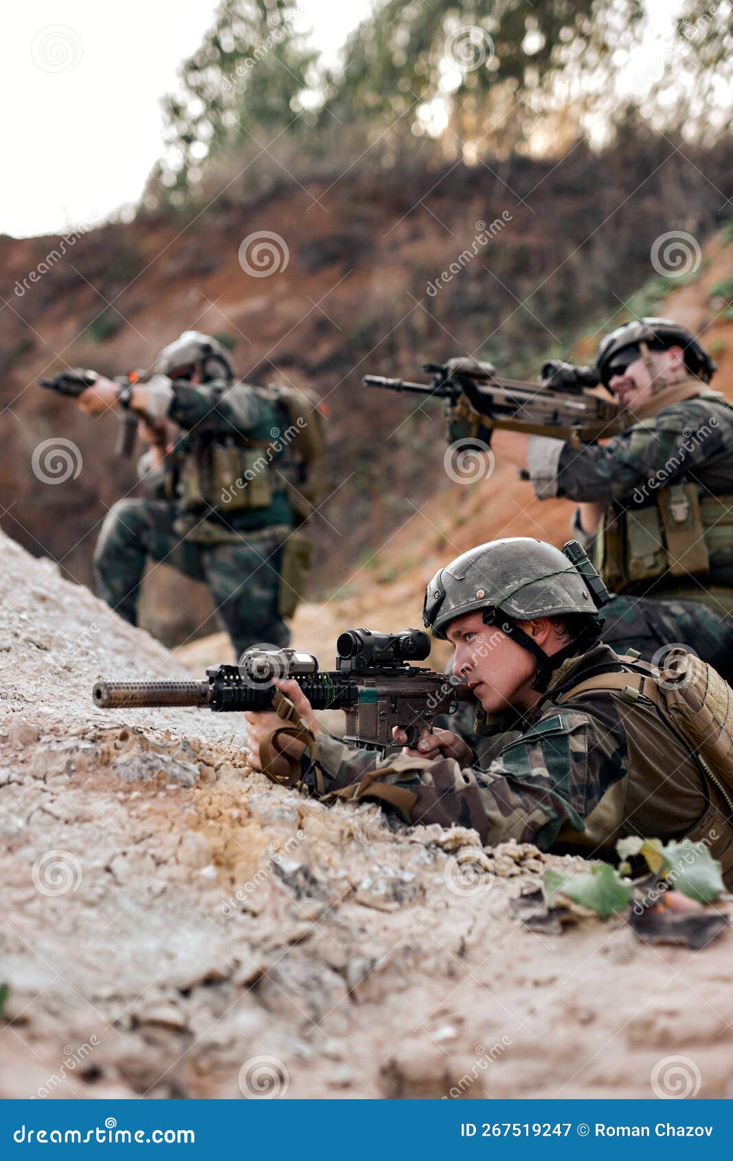 Equipo De Soldados Militares Tiradores Con Uniforme De Combate Blindaje