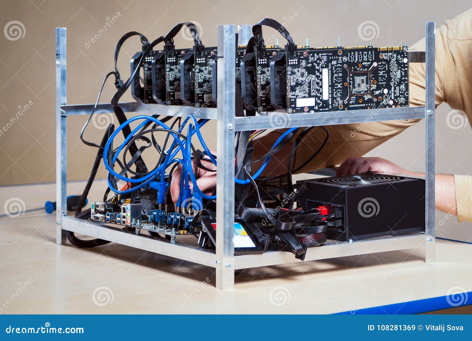 Equipo De Primer Plano Para Minería Imagen de archivo - Imagen de internet,  granja: 108281369