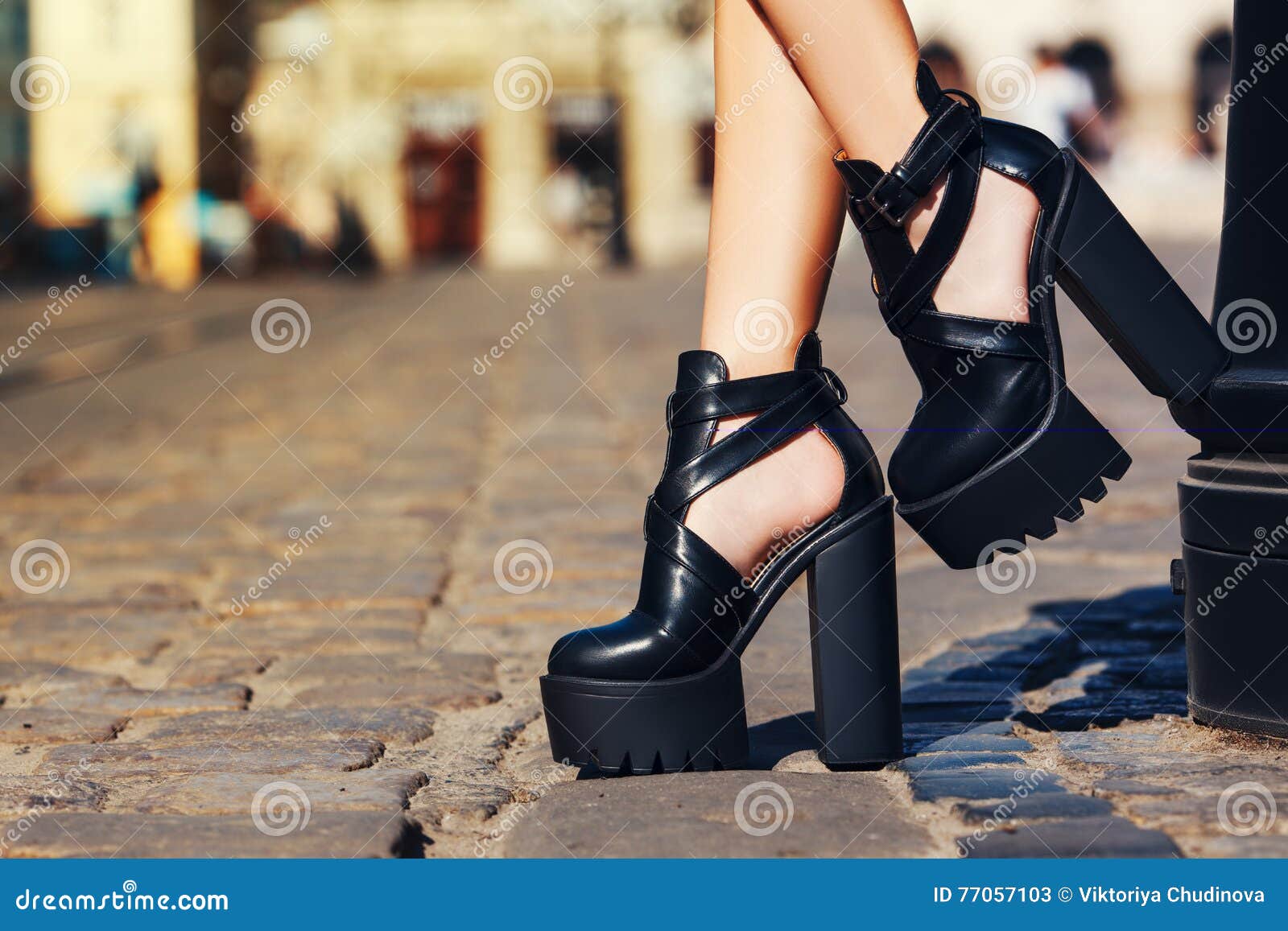 Equipo Elegante Zapatos De Cuero Negros Del Verano Muchacha De Moda Que Presenta En La Calle La Ciudad Vieja Imagen de archivo - Imagen de fondo, gente: 77057103