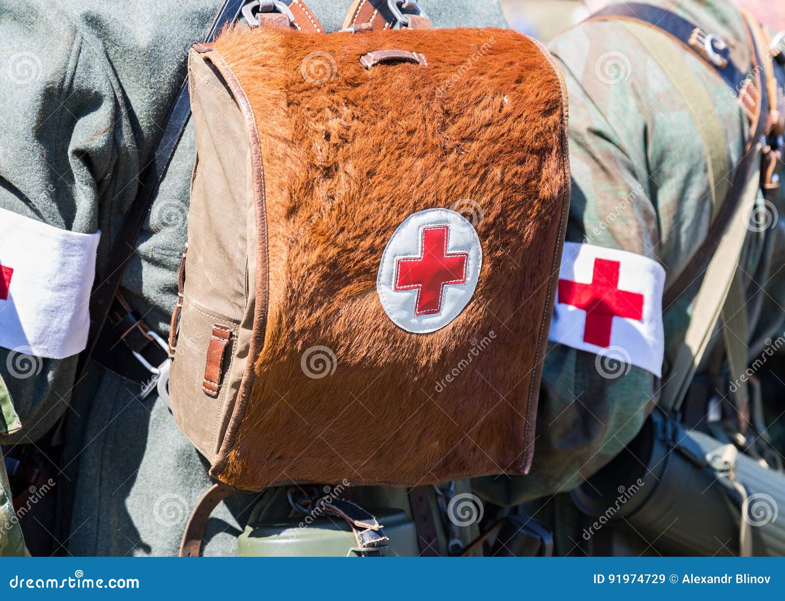 Equipo Militar Aleman Del Paramedico Con Un Brazal De La Cruz Roja