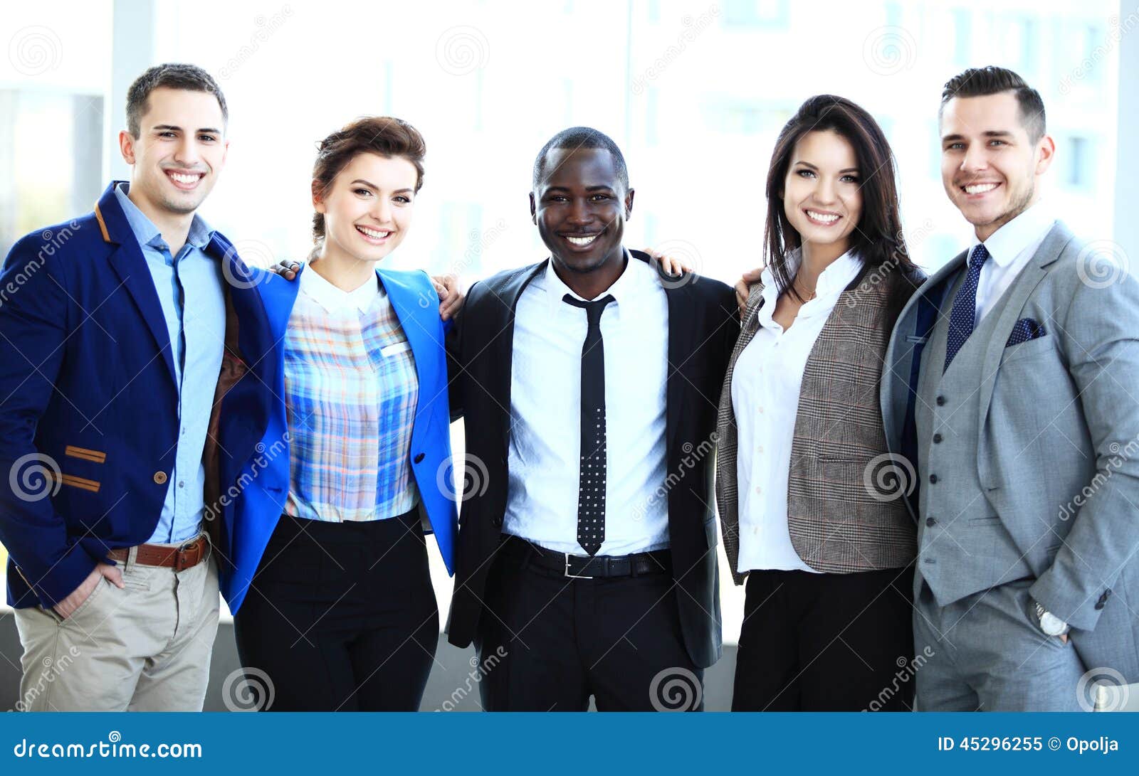 Equipo étnico multi sonriente feliz del negocio en oficina