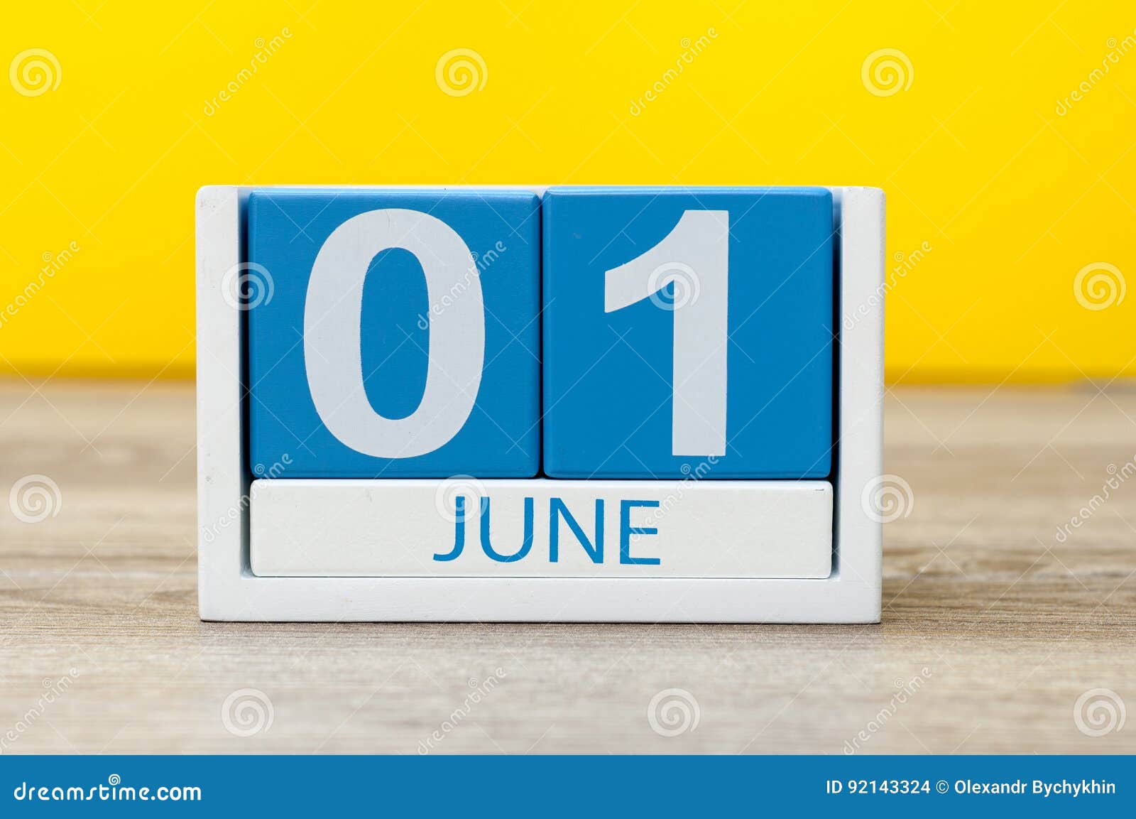1er Juin Image De Calendrier En Bois De Couleur Du 1er Juin Sur Le Fond Jaune Premier Jour D'été Le Jour Des Enfants Heureux Photo stock - Image of événement, heureux: 92143324