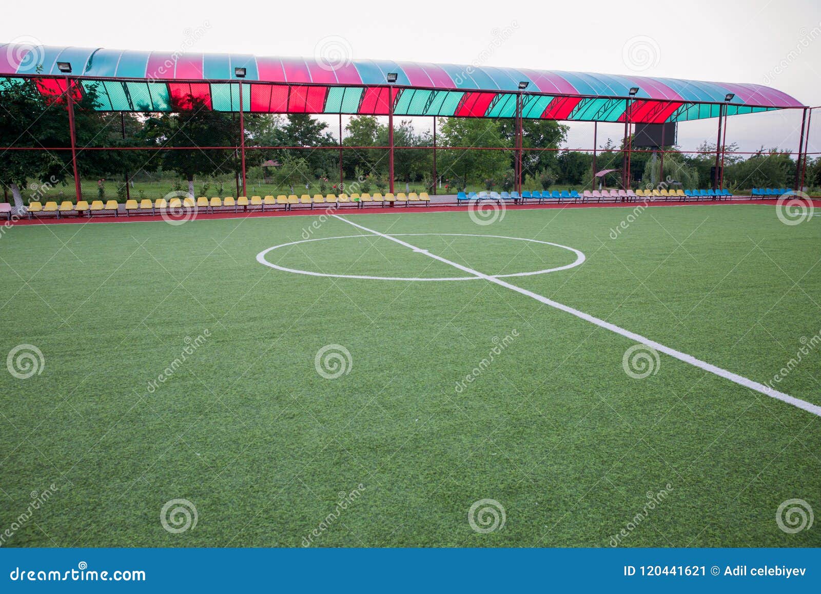 Erba artificiale di Mini Football Goal On An Dentro del campo di football americano dell'interno Mini centro dello stadio di foot. Pena defocused dei giocatori di calcio sul campo piccolo, campo di palla di Futsal nella palestra dell'interno, campo di sport di calcio Angolo di un campo di calcio Erba artificiale di Mini Football Goal On An