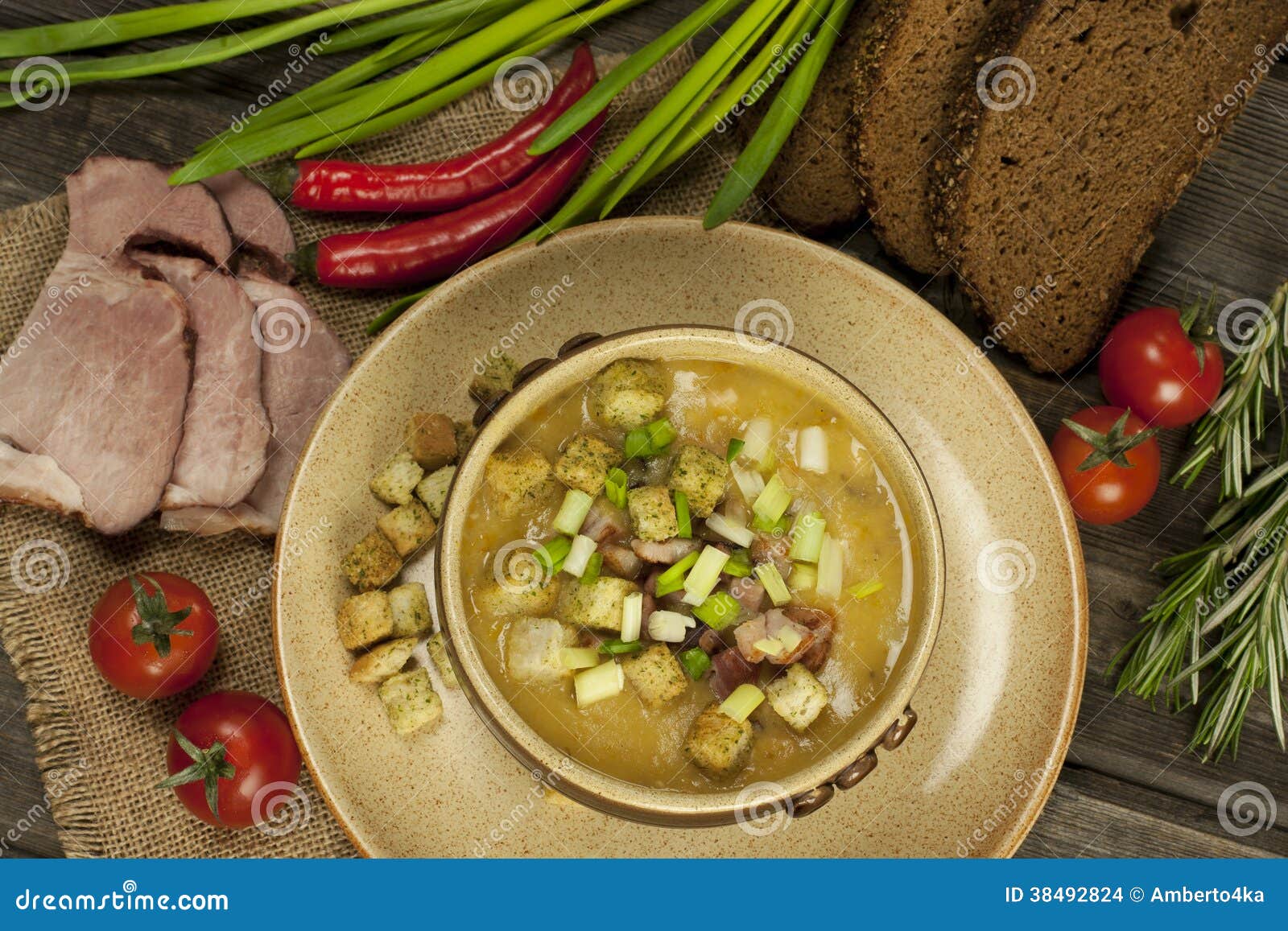 Erbsensuppe Mit Karotte Und Speck Im Topf Stockfoto - Bild von ... Erbsensuppe Mit Karotte Und Speck Im Topf Stockfoto - Bild von ...