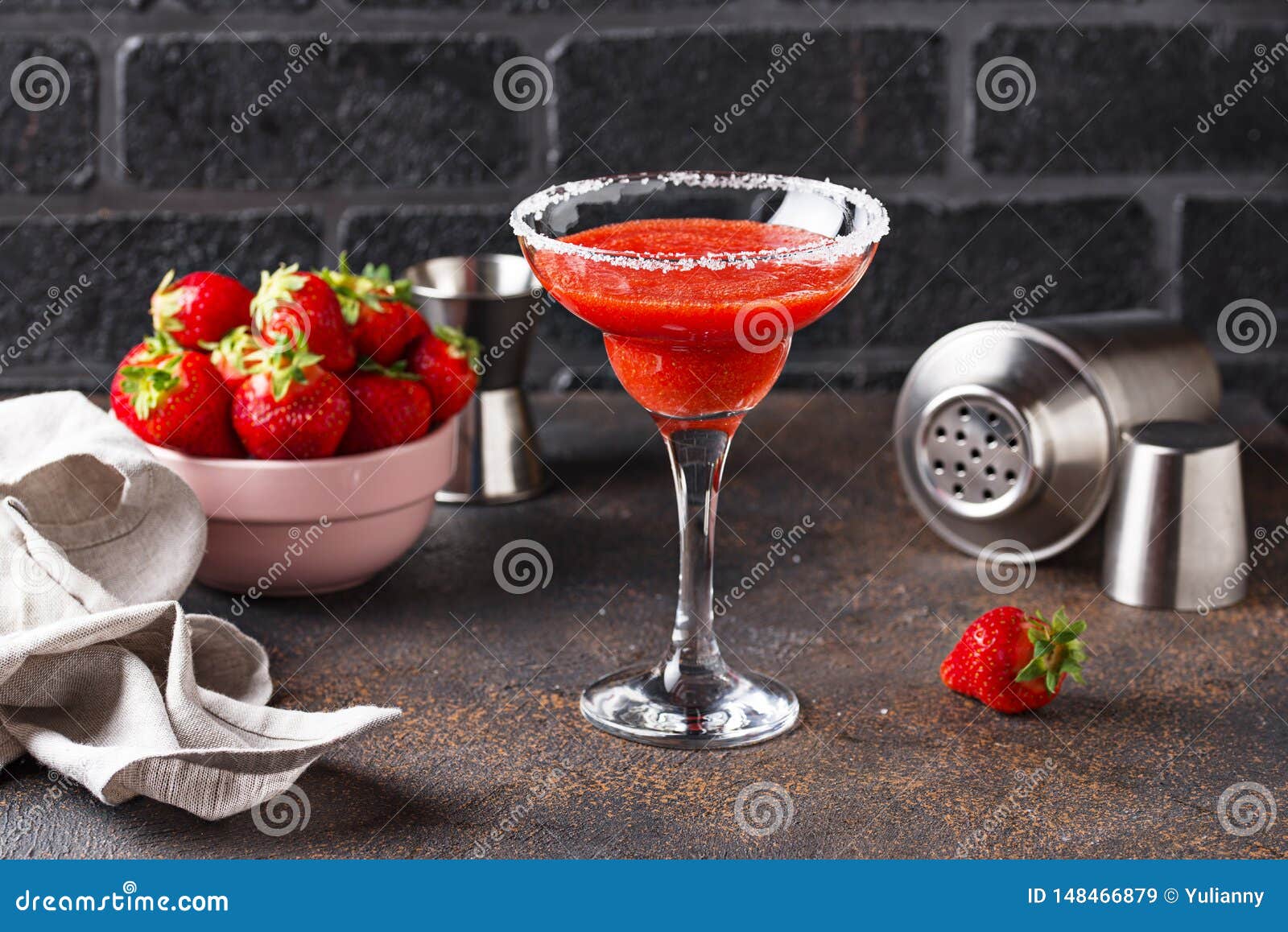 Erdbeer-Margarita-Cocktail Im Glas Stockbild - Bild von farbe, erdbeere ...