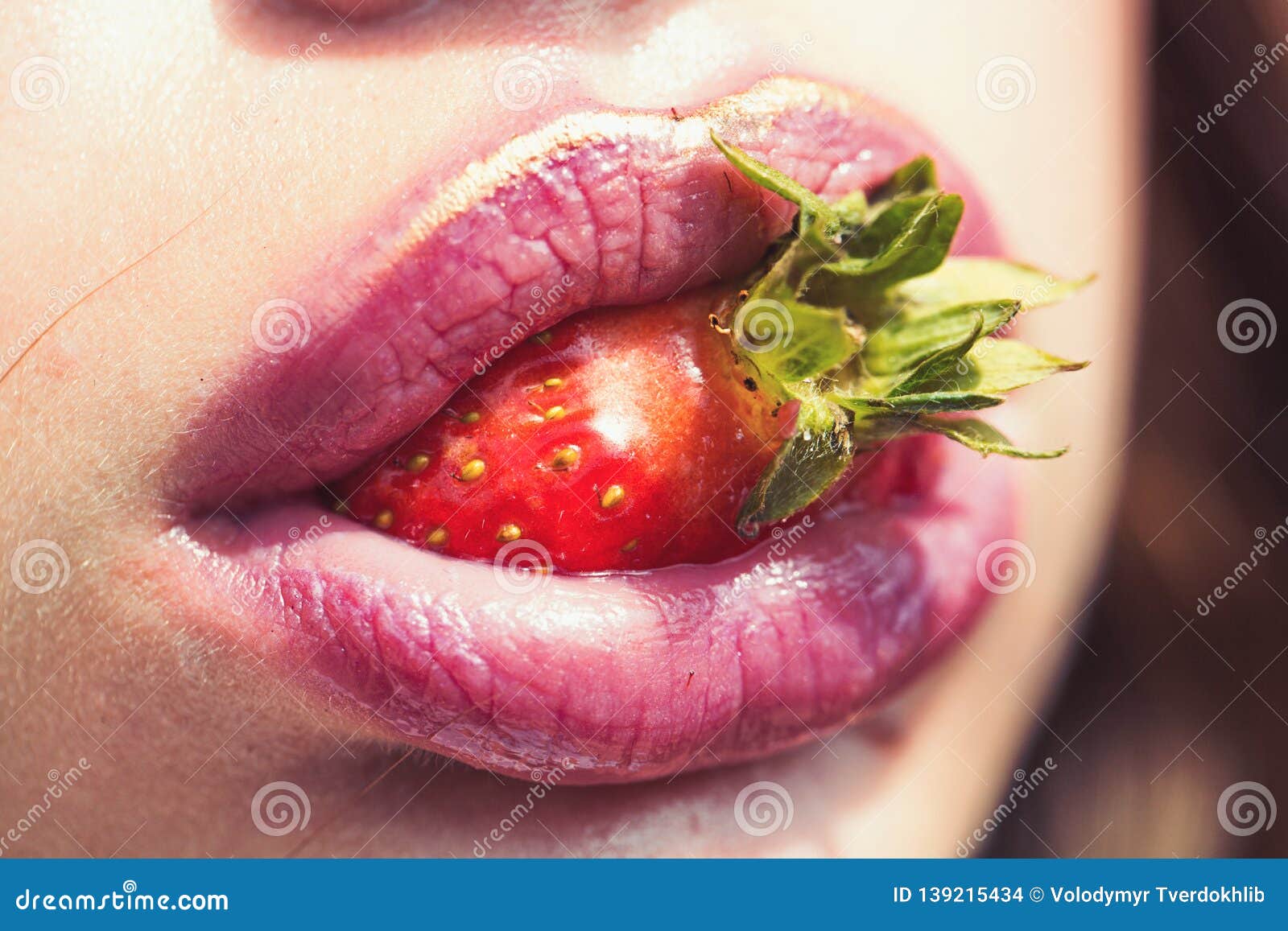 Erdbeere Im Mund Mit Den Rosigen Lippen Make Up Stockfoto Bild Von Make Lippen