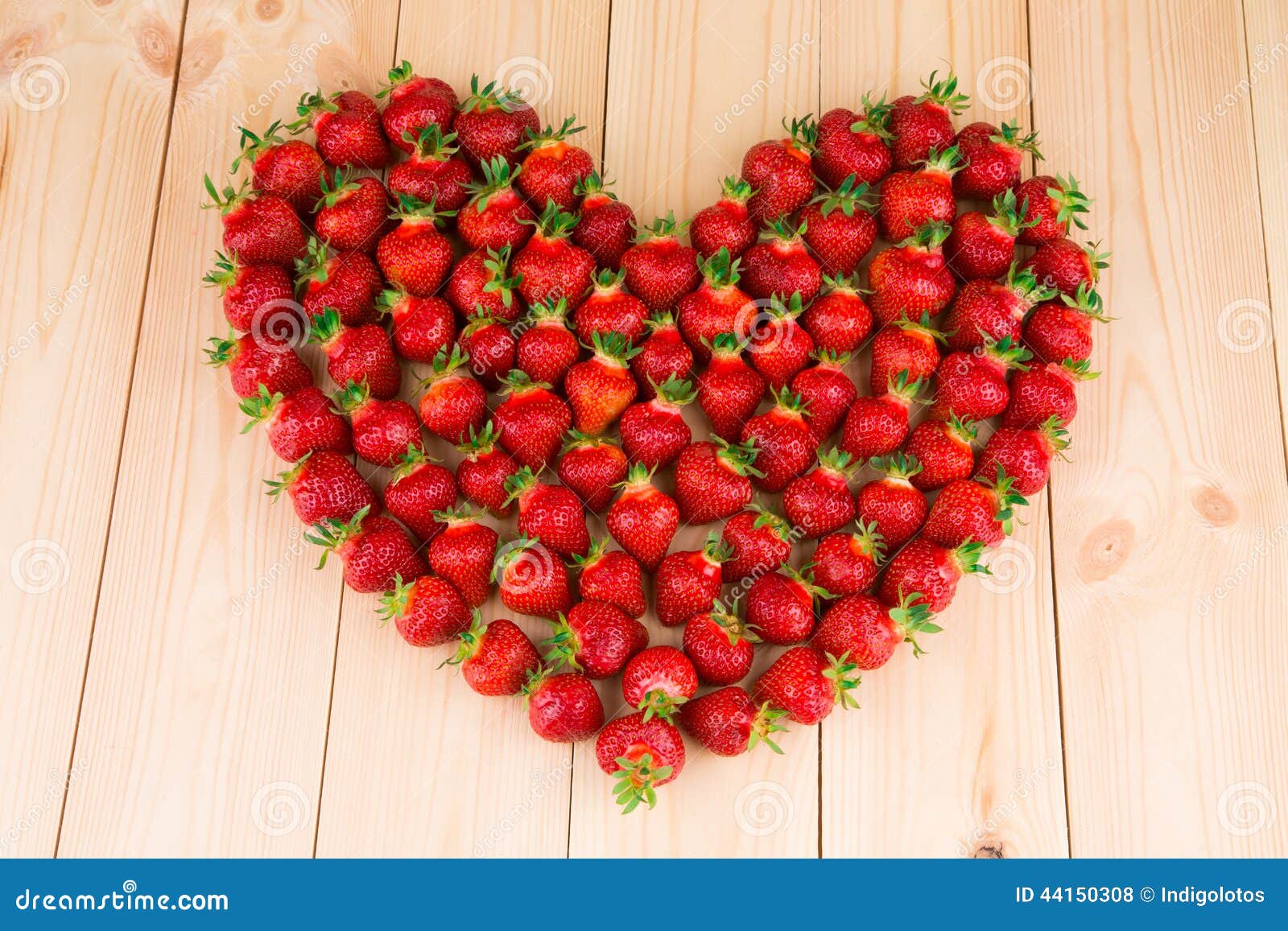 Erdbeeren in Form Von Herzen Stockfoto - Bild von dynamisch, gefühle ...
