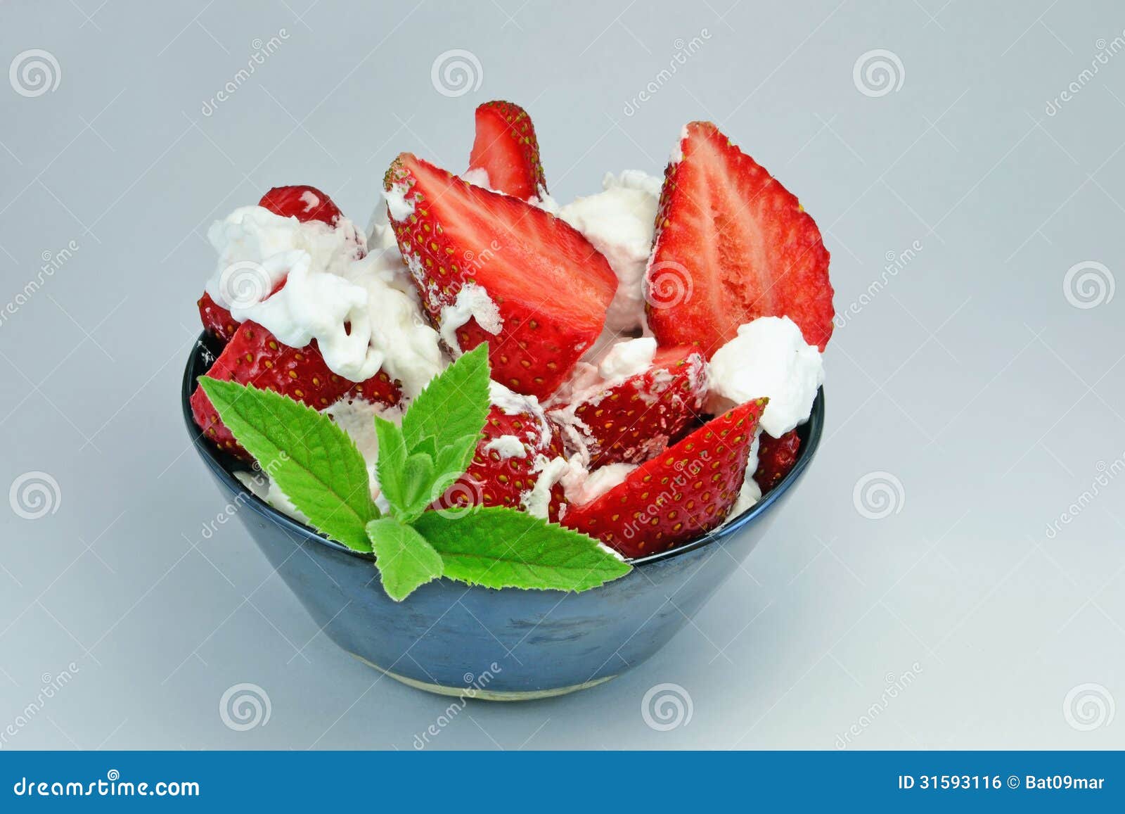 Erdbeeren mit Creme stockfoto. Bild von frühstück, glas - 31593116