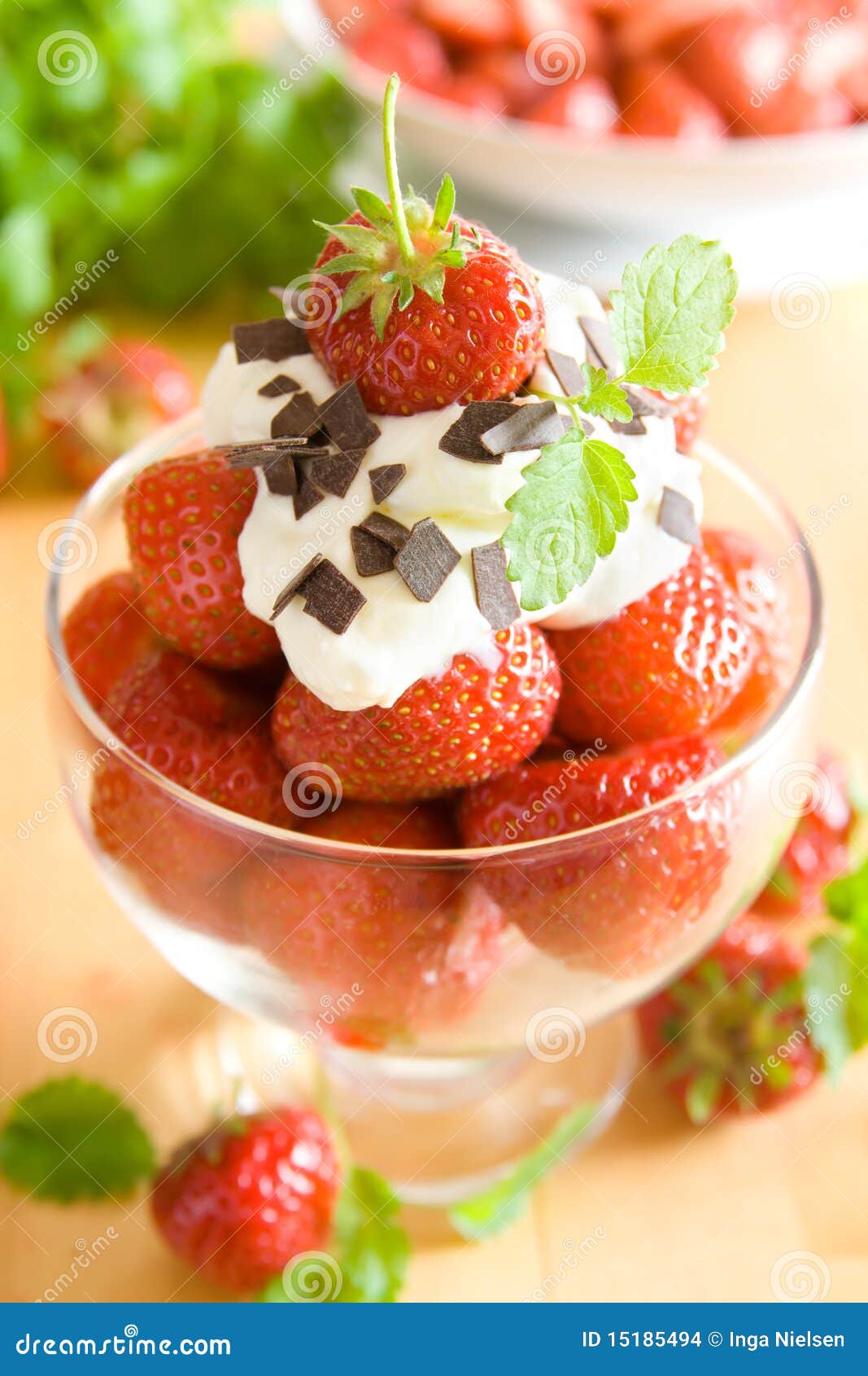 Erdbeeren mit Sahne stockfoto. Bild von gesund, blatt - 15185494