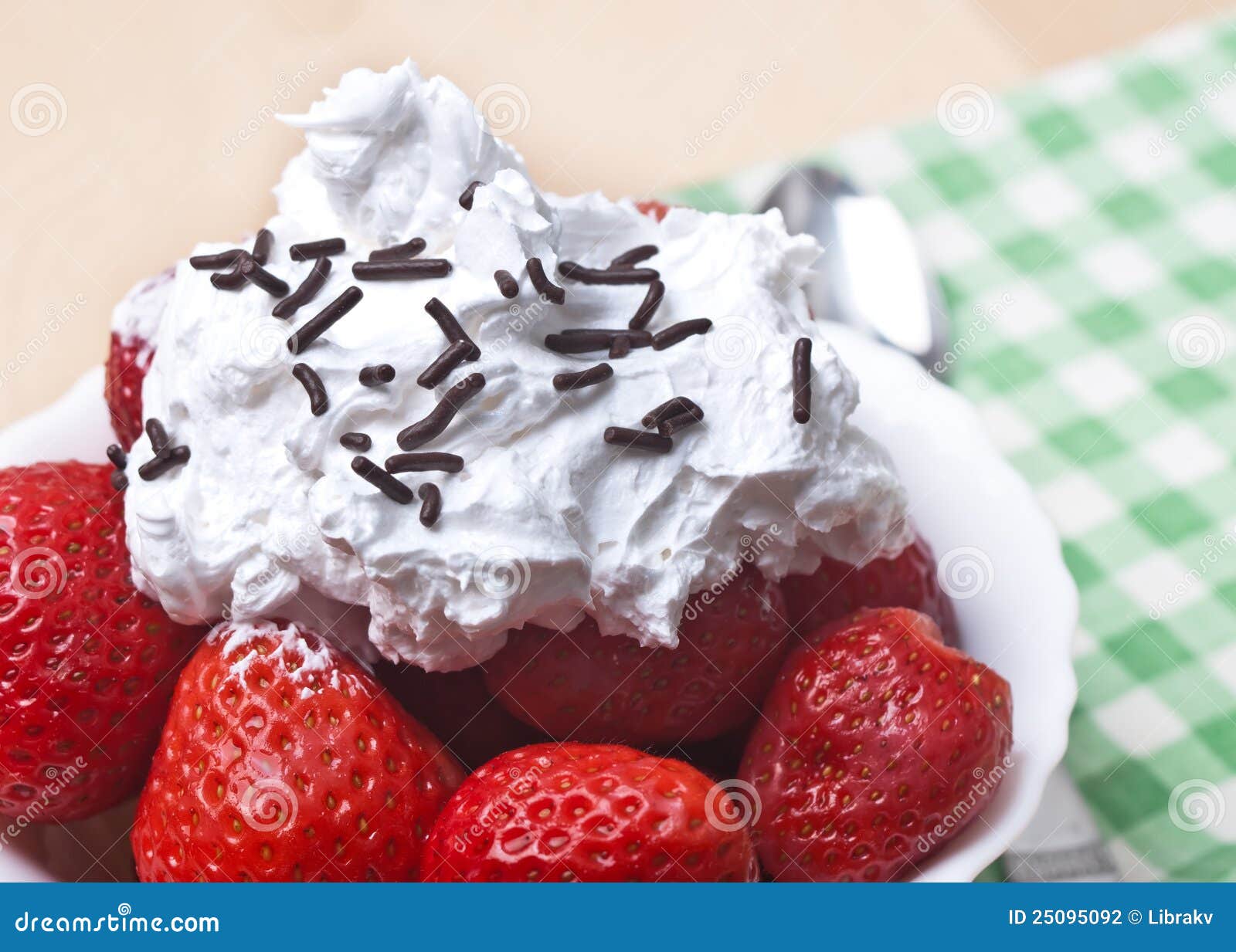 Erdbeeren mit Sahne stockfoto. Bild von frech, essen - 25095092