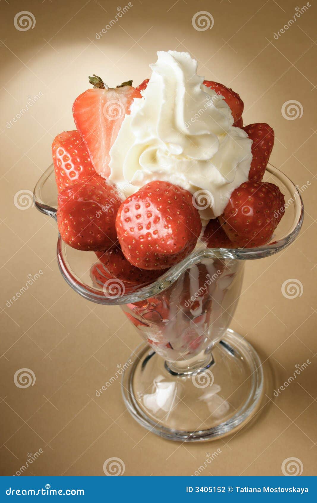 Erdbeeren mit Sahne stockfoto. Bild von produkt, erdbeere - 3405152 Erdbeeren mit Sahne stockfoto. Bild von produkt, erdbeere - 3405152