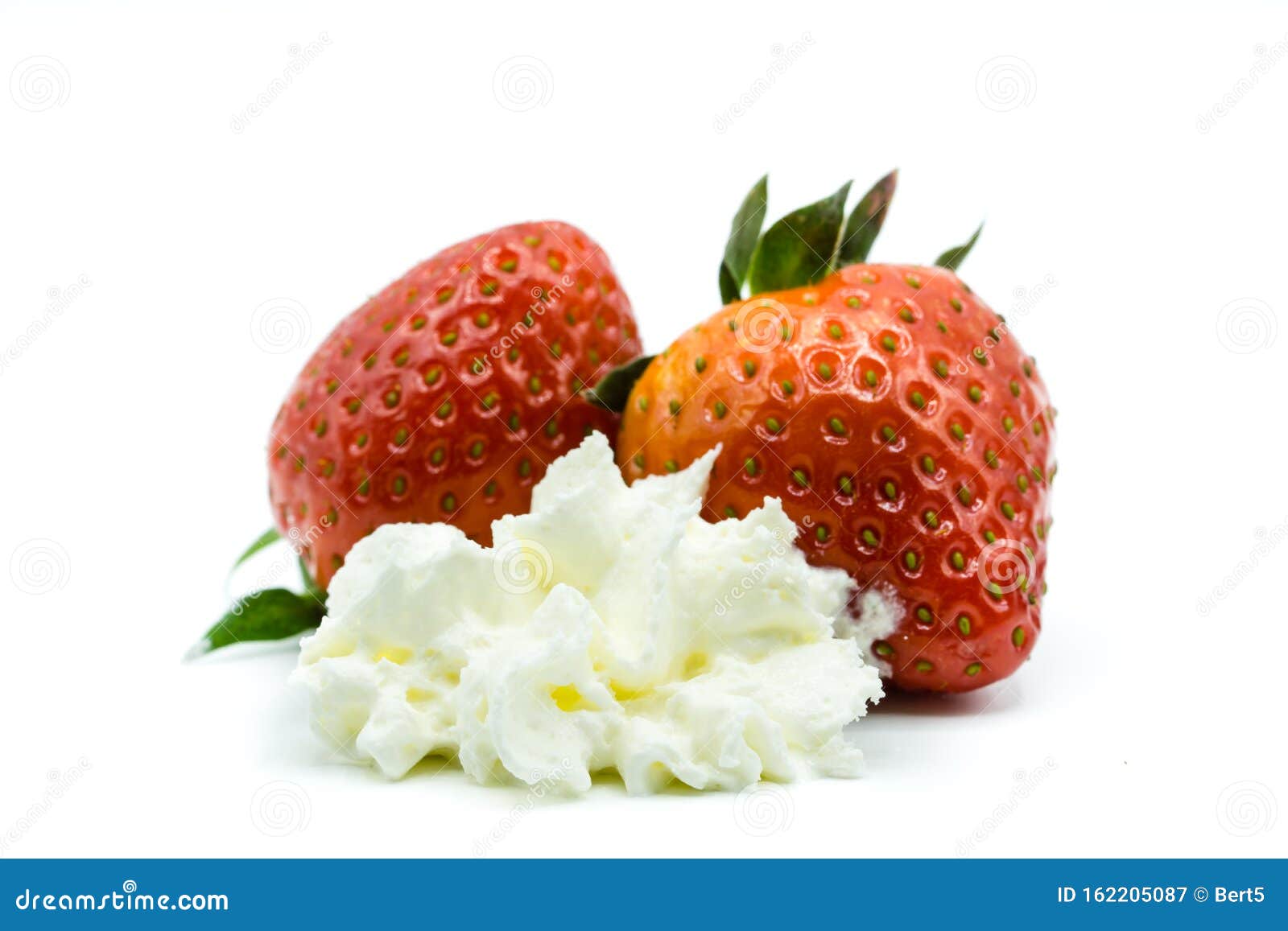 Erdbeeren Mit Sahne, Auf Weißem Hintergrund Isoliert Stockbild - Bild ...