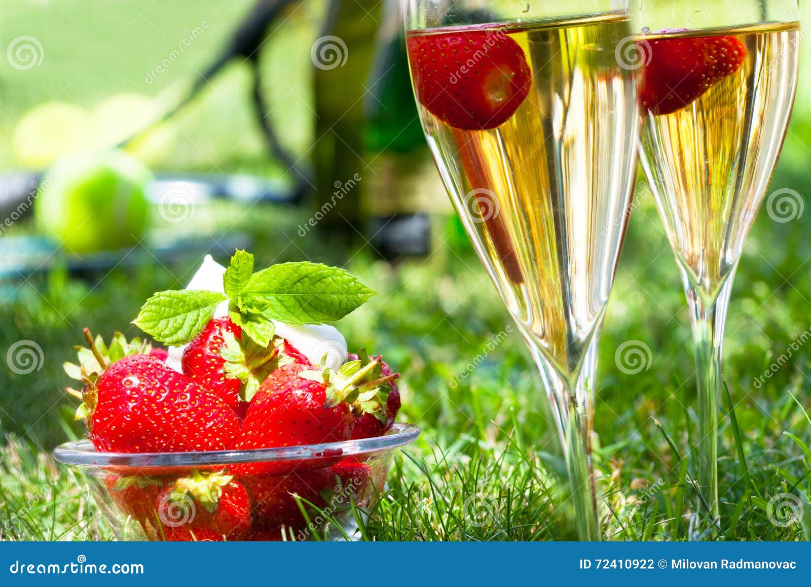 Erdbeeren Mit Schlagsahne Und Champagner Stockfoto - Bild von erdbeere ...