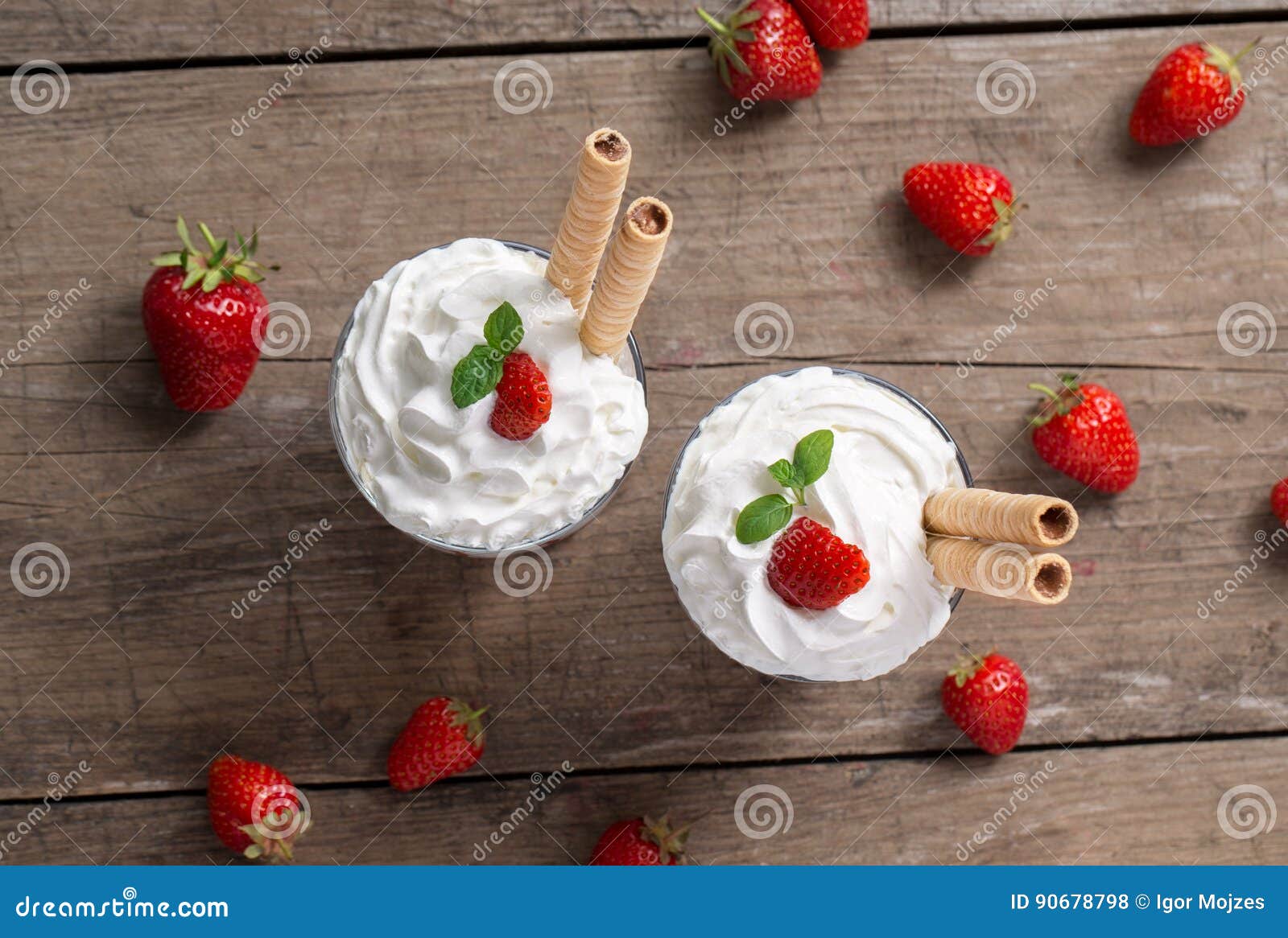 Erdbeeren Mit Schlagsahnenachtisch Stockfoto - Bild von frische, gesund ...