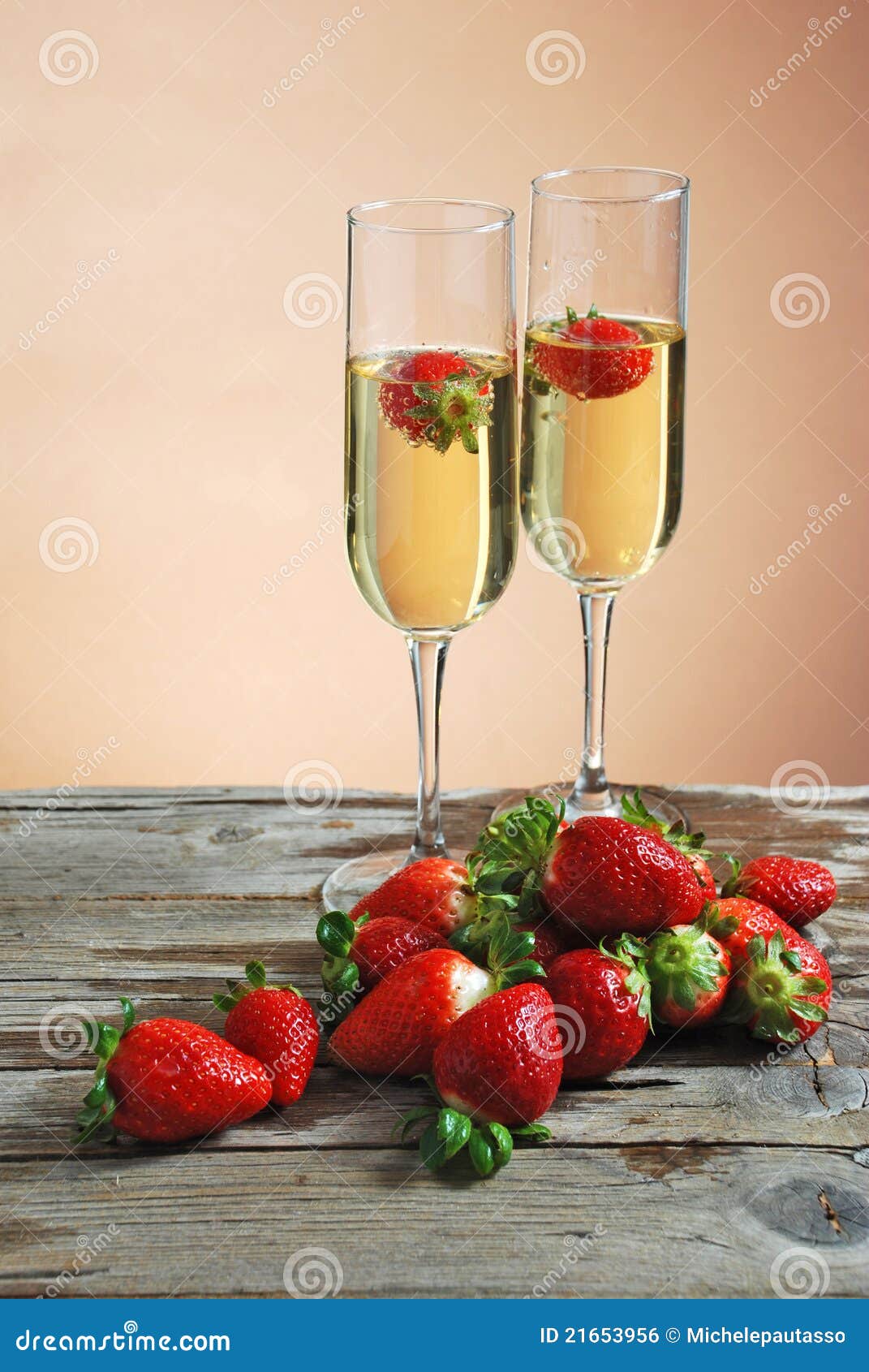 Erdbeeren und Champagner stockfoto. Bild von liebe, geschenk - 21653956