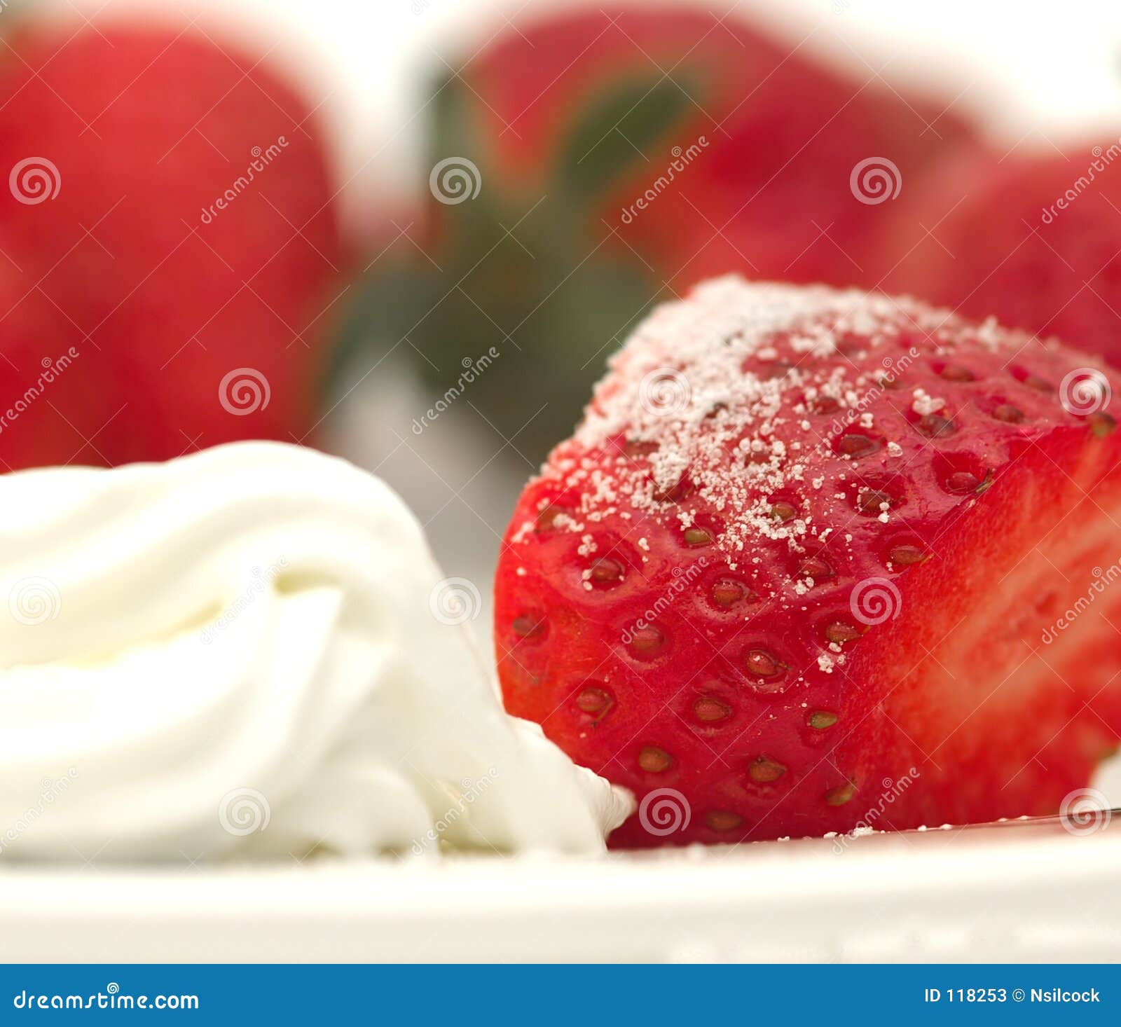Erdbeeren und Sahne stockbild. Bild von zucker, geschnitten - 118253