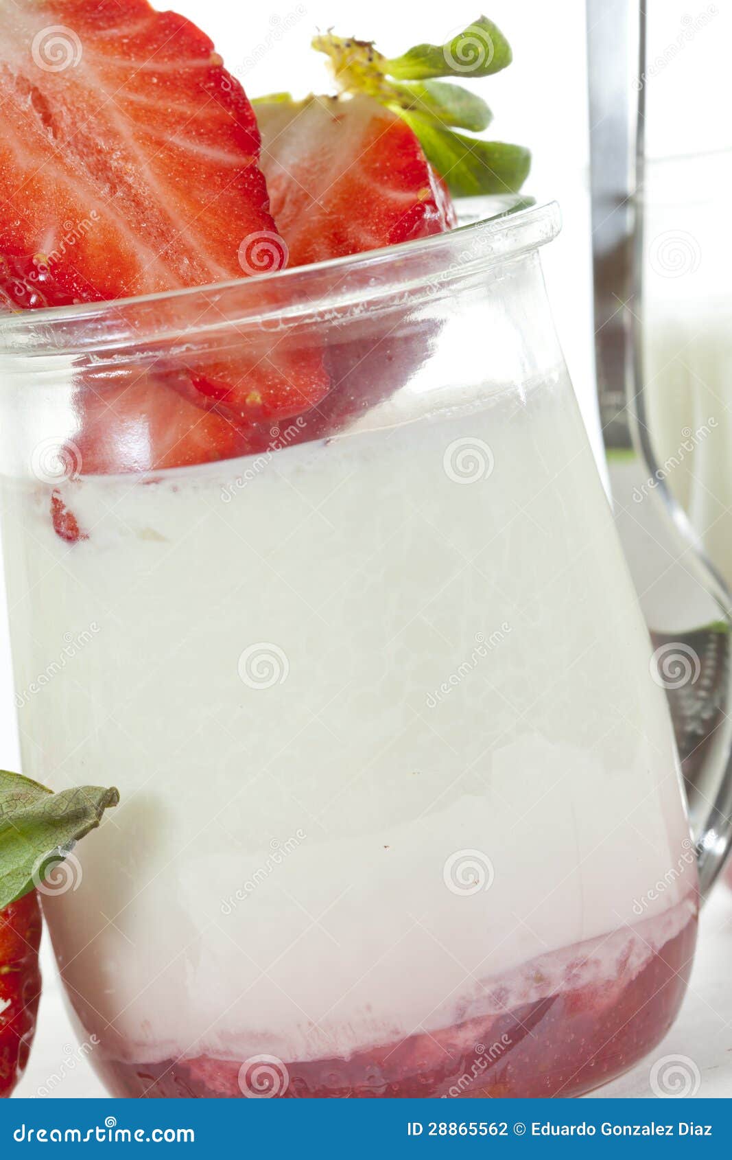 Erdbeerjoghurt stockfoto. Bild von gesund, vitamin, molkerei - 28865562